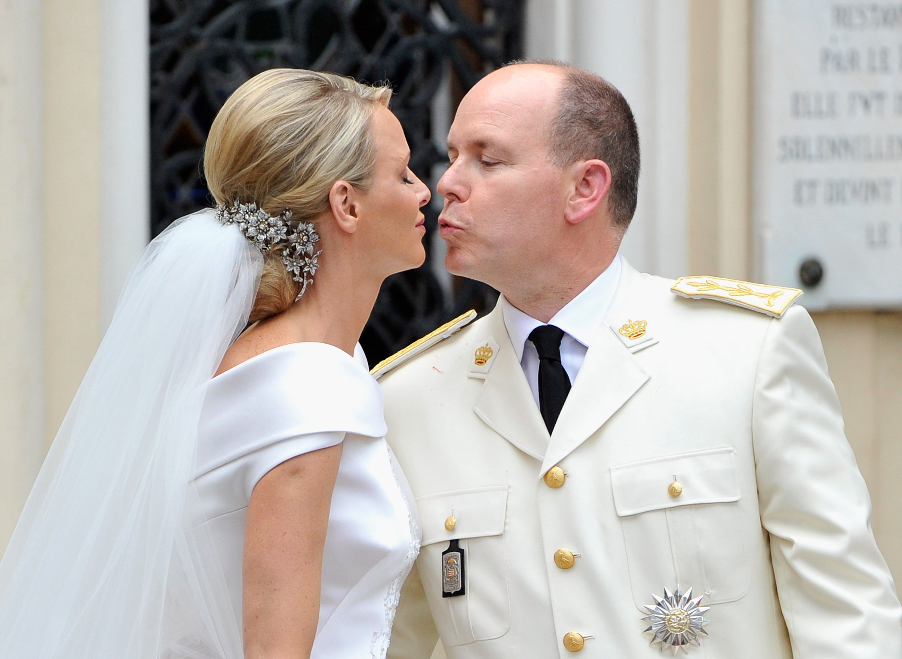 Prinzessin Charlene von Monaco und Prinz Albert II. Von Monaco küssen sich, als sie die Kirche Sainte Devote nach ihrer religiösen Hochzeitszeremonie im Fürstenpalast von Monaco am 2. Juli 2011 in Monaco verlassen | Quelle: Getty Images