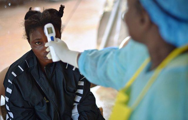 Chequeo médico por brote de ébola en África. | Foto: Getty Images Chequeo médico por brote de ébola en África. | Foto: Getty Images