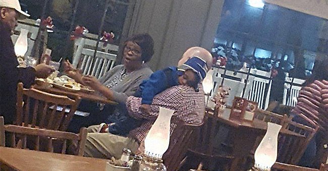 A manager at Cracker Barrel holds a couple's grandson so they could eat properly. | Source: facebook.com/lovewhatreallymatters