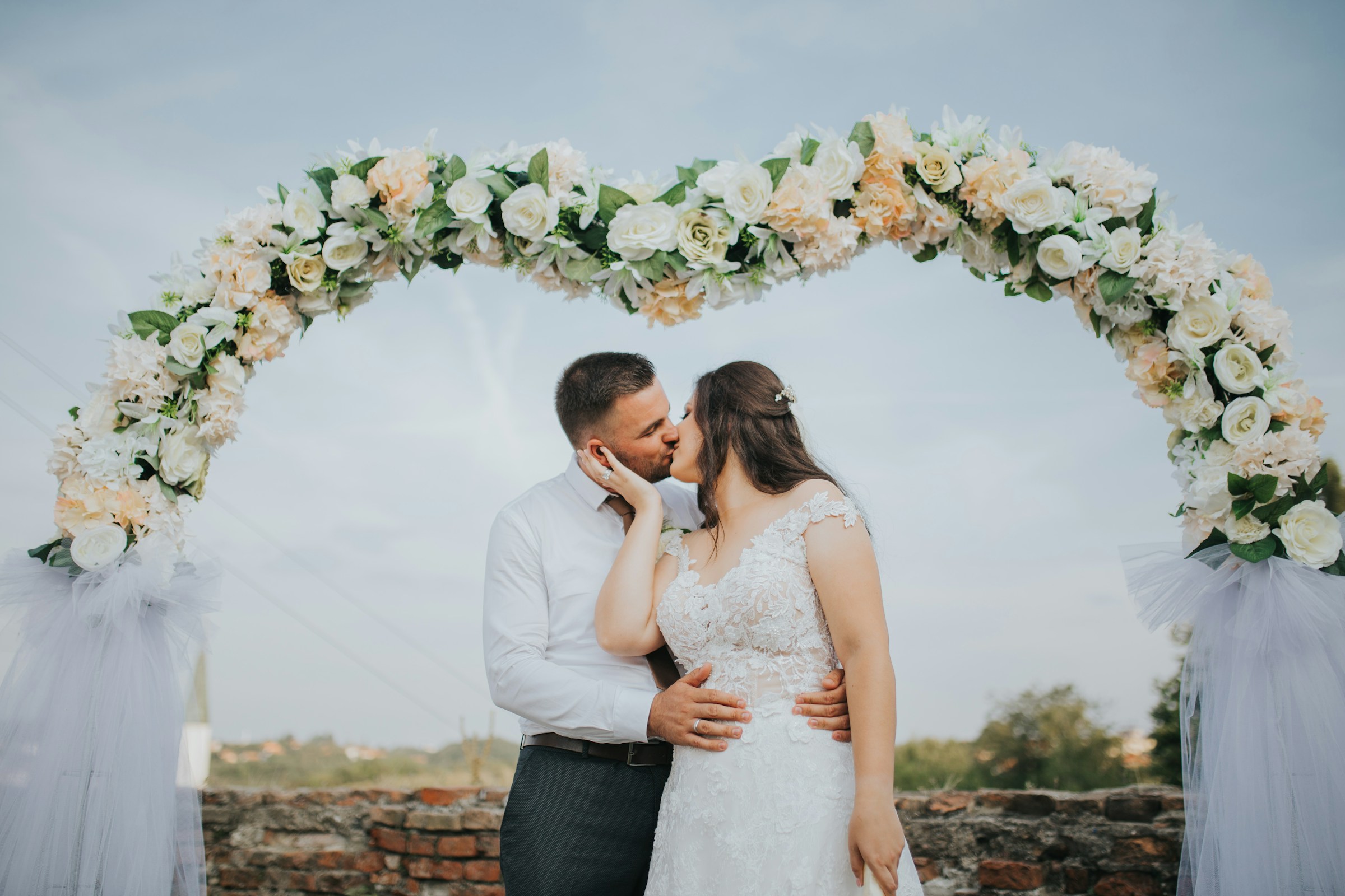 A bridal couple kissing | Source: Unsplash