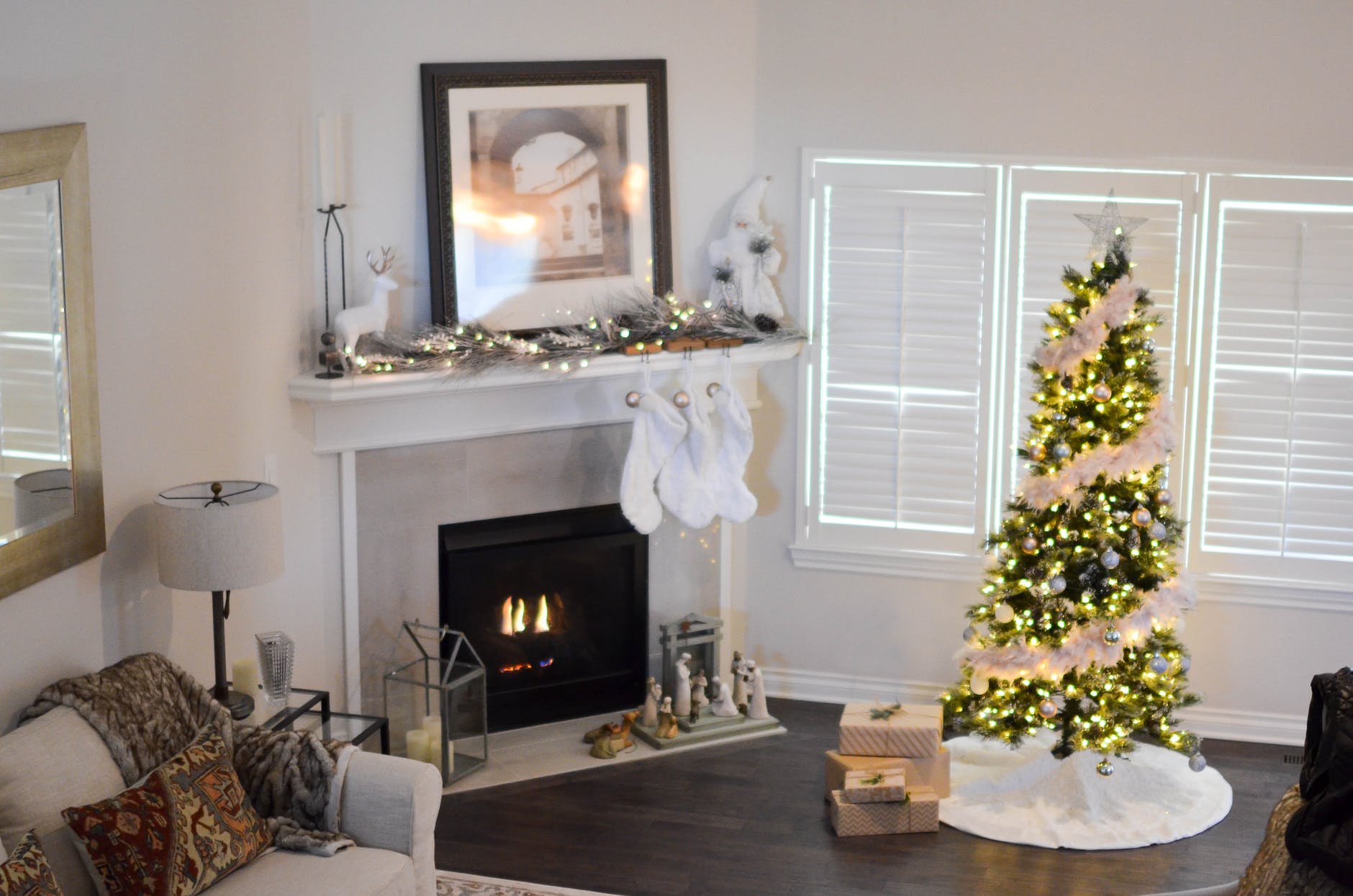Sala familiar con un árbol de navidad. | Foto: Pexels