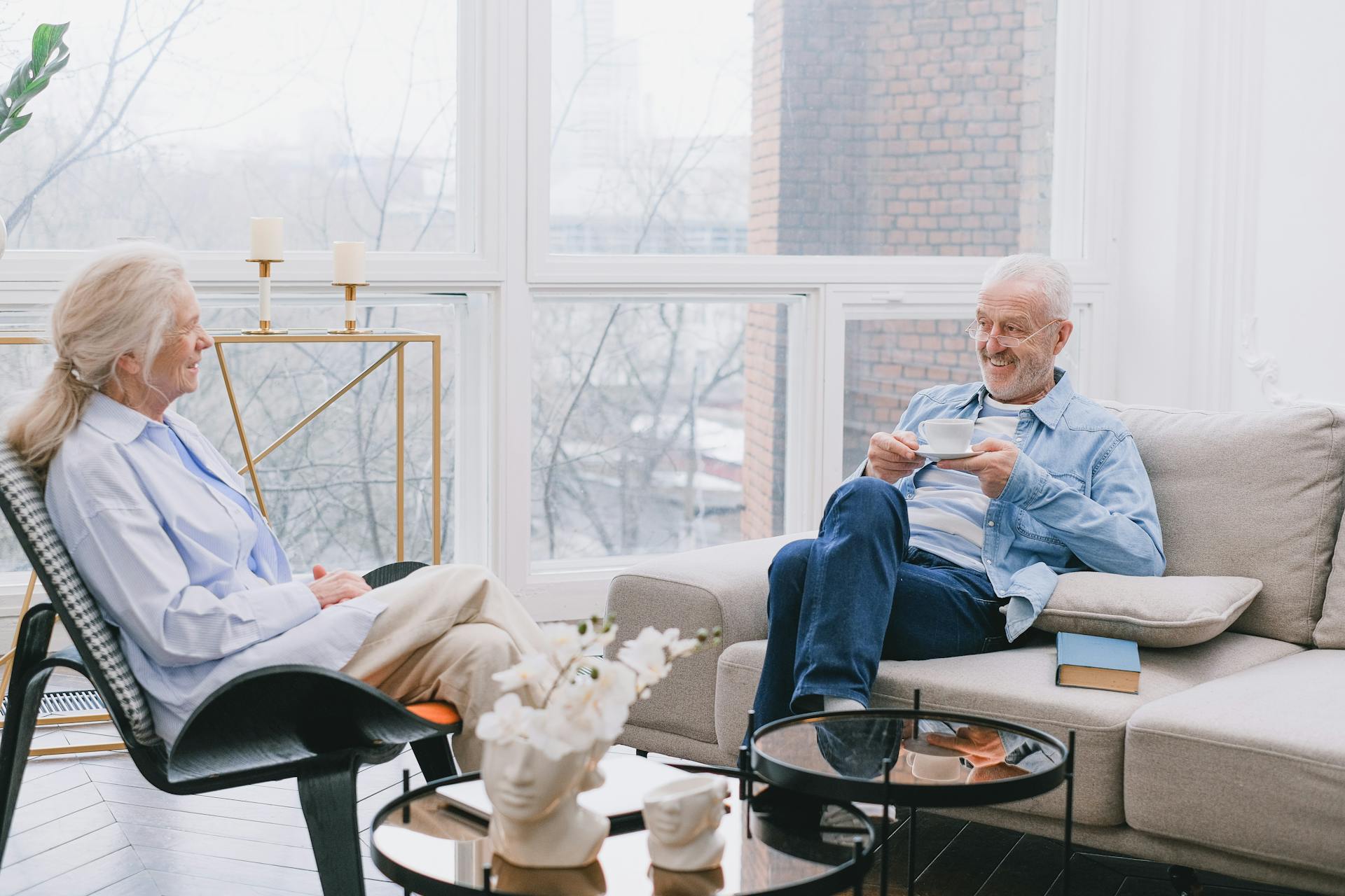 An elderly couple talking | Source: Pexels
