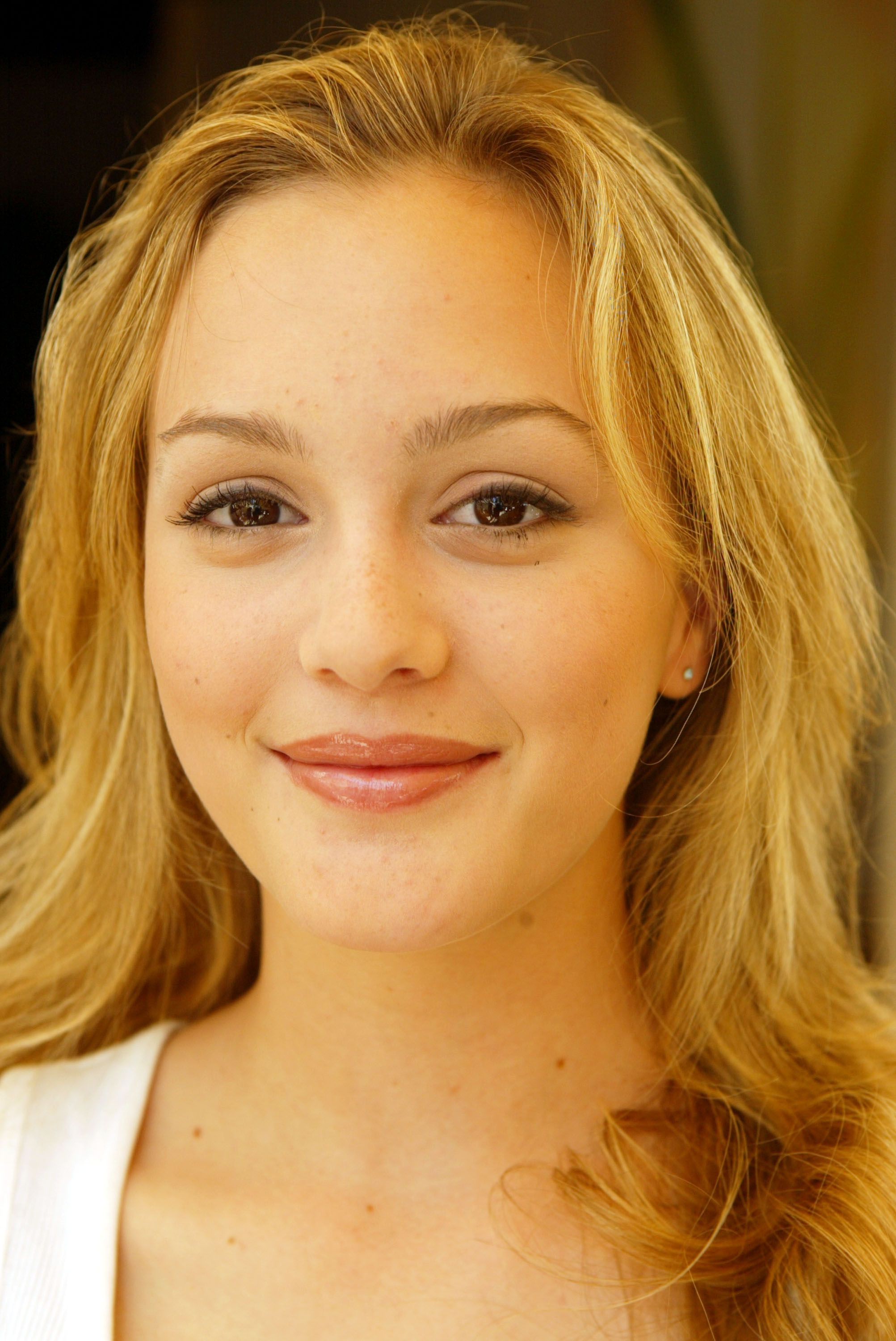 The young actress pictured at Yves Saint Laurent  on September 20, 2003 | Source: Getty Images