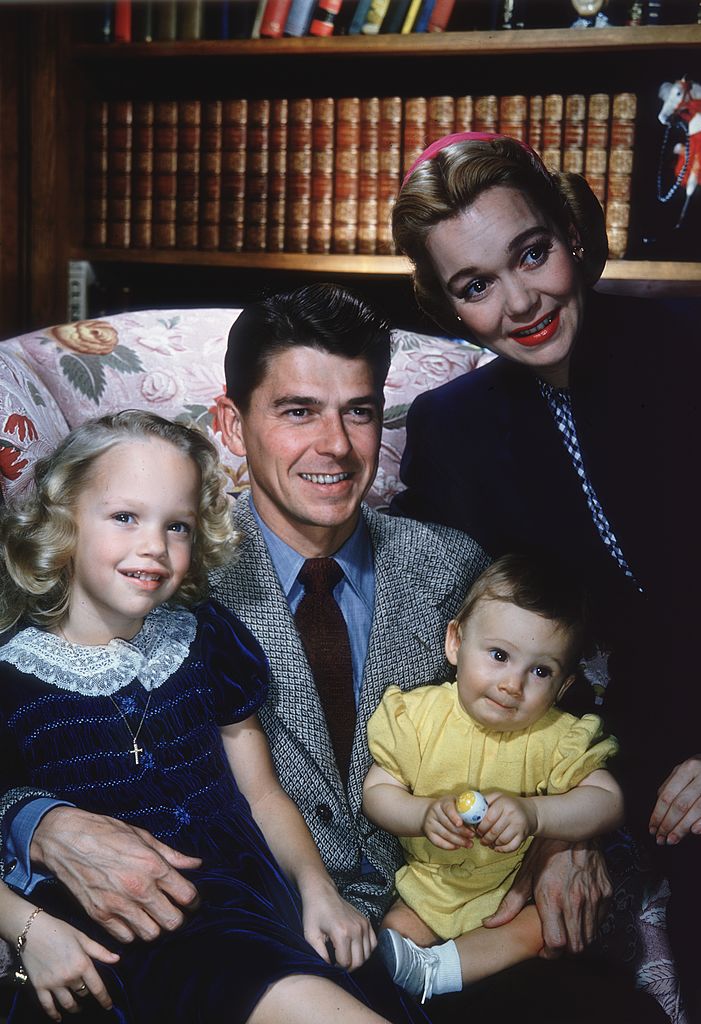 Portrait du couple marié Ronald Reagan et Jane Wyman avec leurs deux enfants, Maureen (1941 - 2001) et Michael. | Source : Getty Images