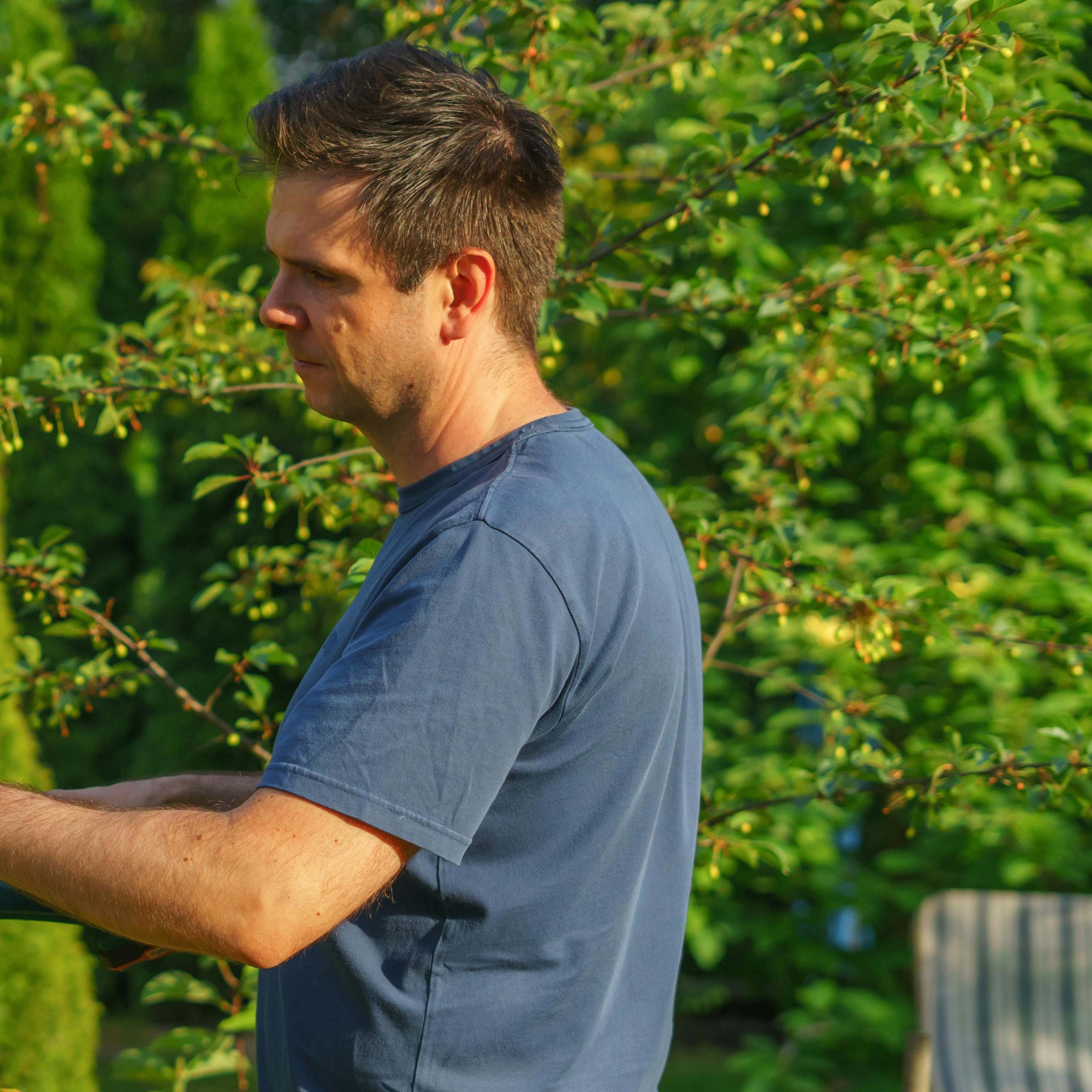 A man standing in a yard | Source: Pexels