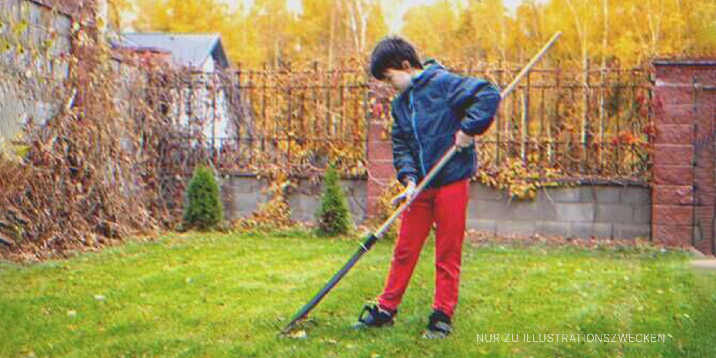 Ein kleiner Junge putzt den Hof | Quelle: Shutterstock