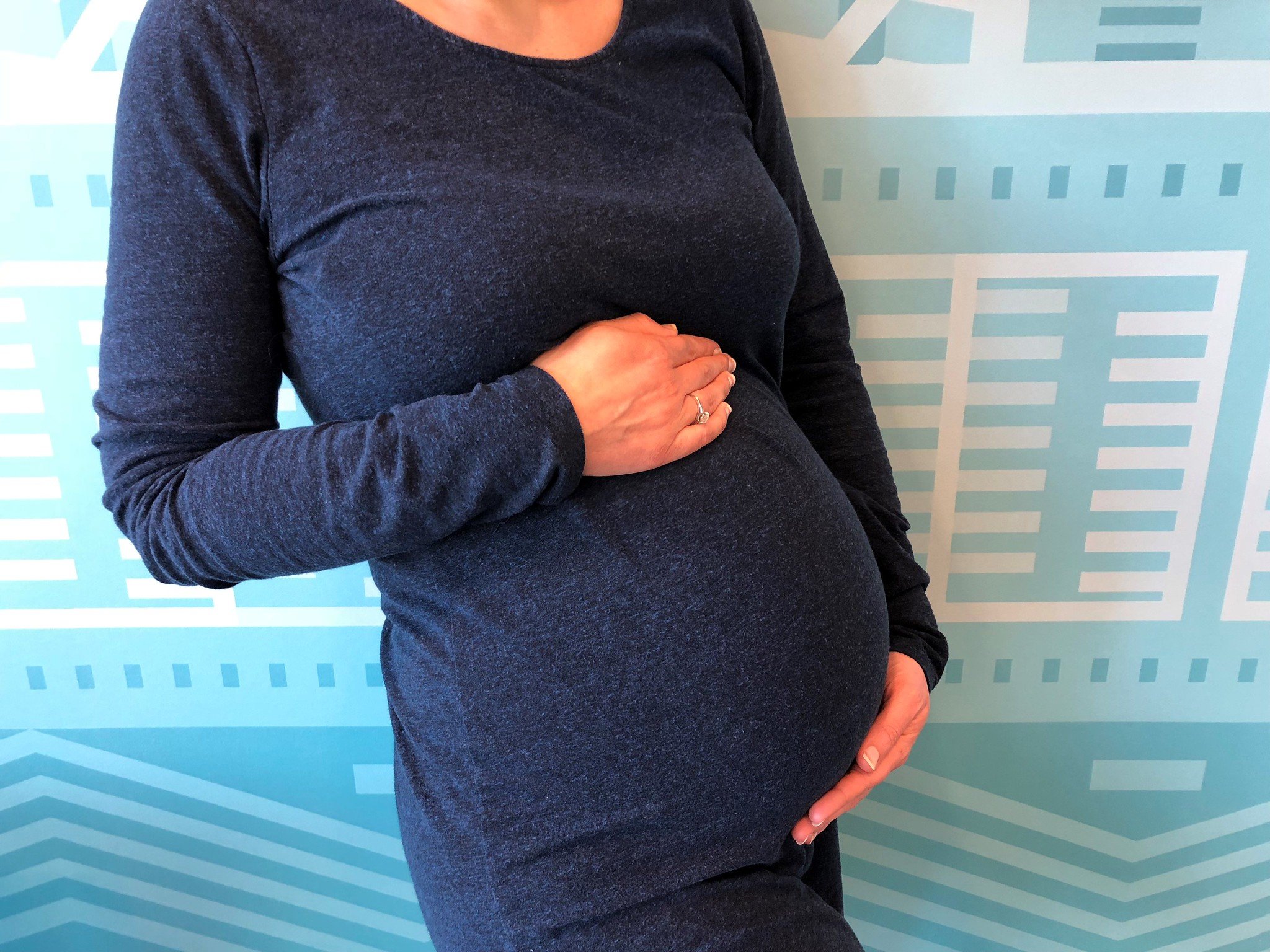 Mujer embarazada sosteniendo su vientre abultado. | Foto: Flickr