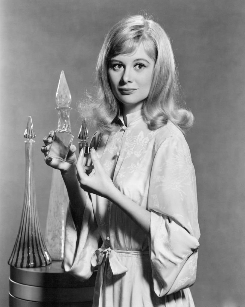 L'actrice américaine Shirley Knight tenant un flacon de parfum, vers 1963. | Photo : Getty Images