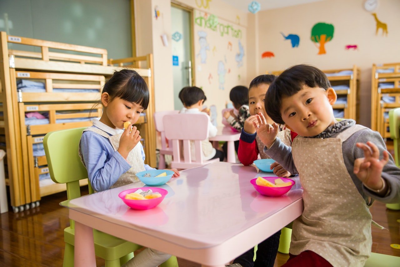Niños comiendo. | Foto: Pexels