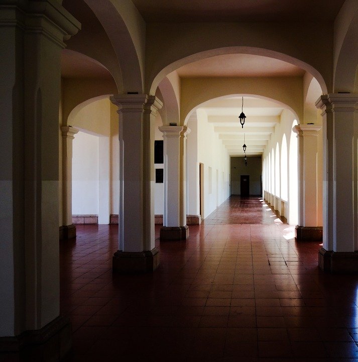 A hallway inside a university. | Photo: Pixabay