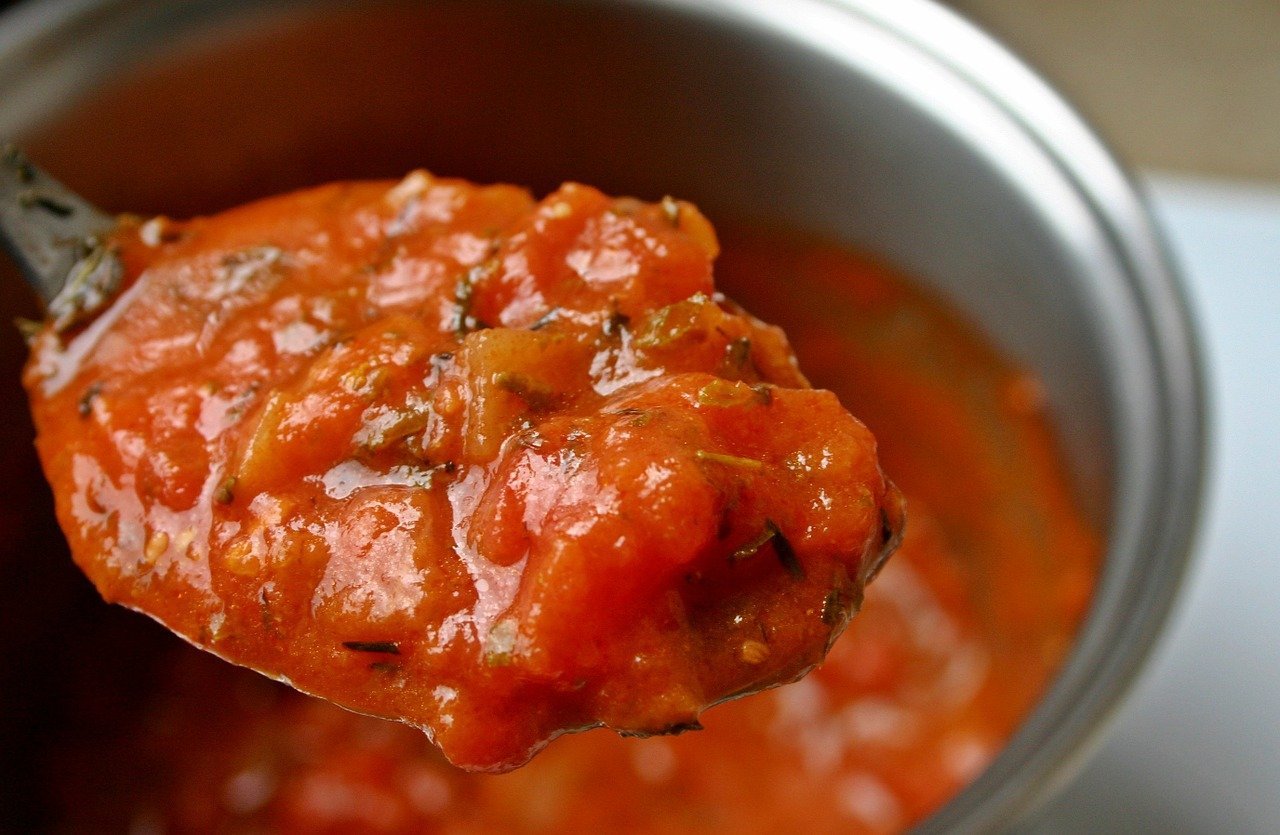 Cucharada de salsa de tomate. | Foto: Pixabay