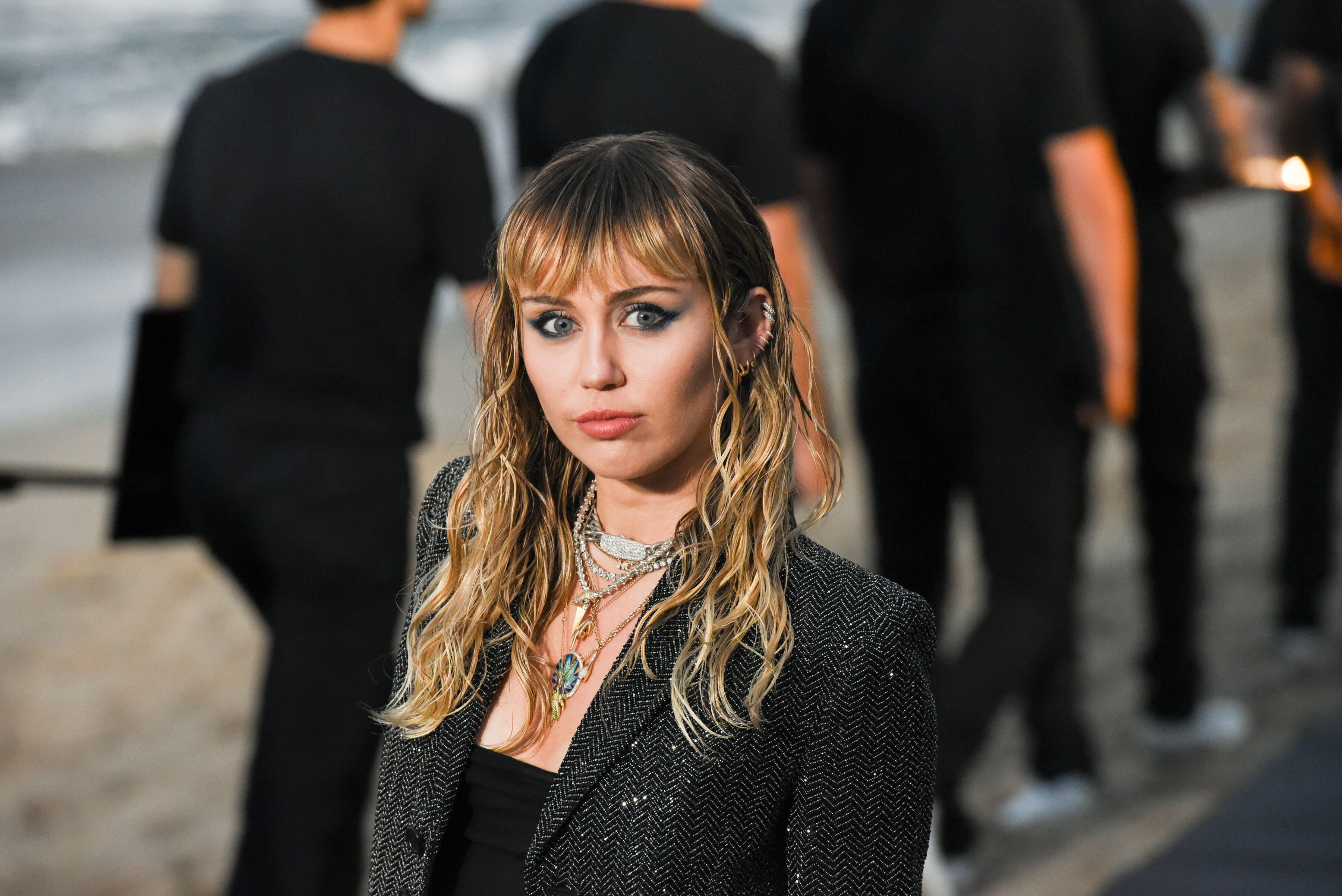 Miley Cyrus au défilé printemps-été 20 masculin de Saint Laurent. | Photo : Presley Ann / WireImage / Getty Images Miley Cyrus au défilé printemps-été 20 masculin de Saint Laurent. | Photo : Presley Ann / WireImage / Getty Images