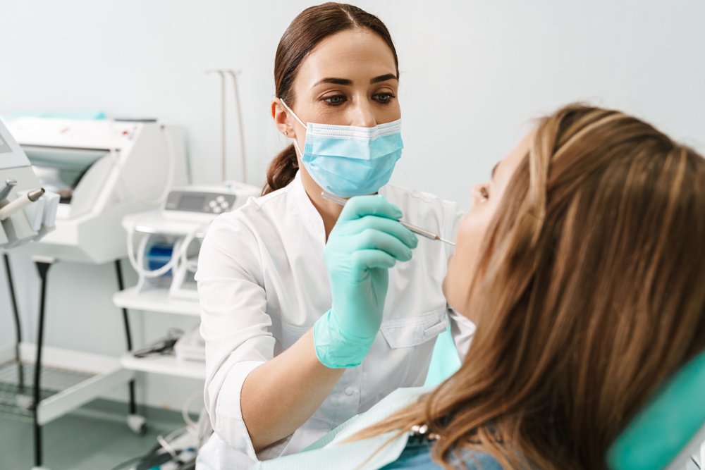 Odontóloga revisando la dentadura de una mujer. | Foto: Shutterstock.