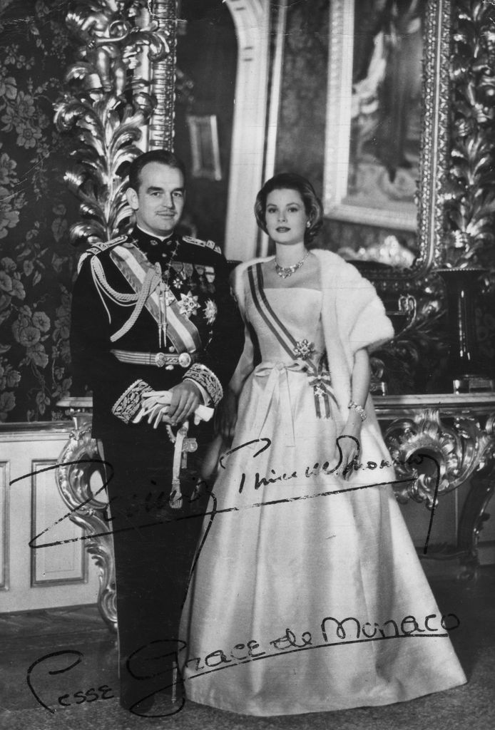Prince Rainier III and Princess Grace Kelly of Monaco during their wedding, 20th century. | Photo: Getty Images