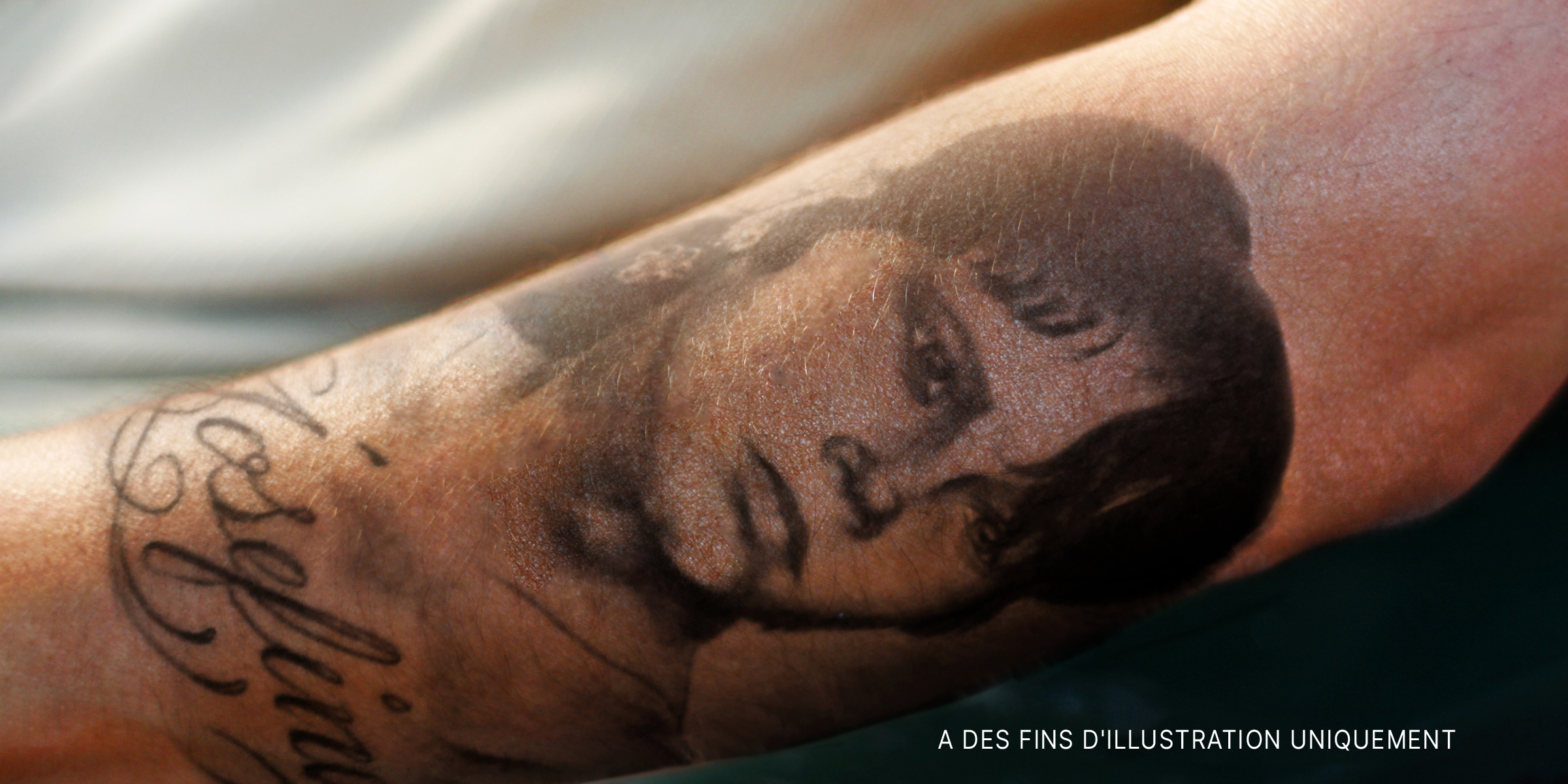 Le visage d'une fille tatoué sur le bras d'un homme. | Source : Flickr / mytat_2s (CC BY 2.0) | Flickr / Maryanne Ventrice (CC BY 2.0)