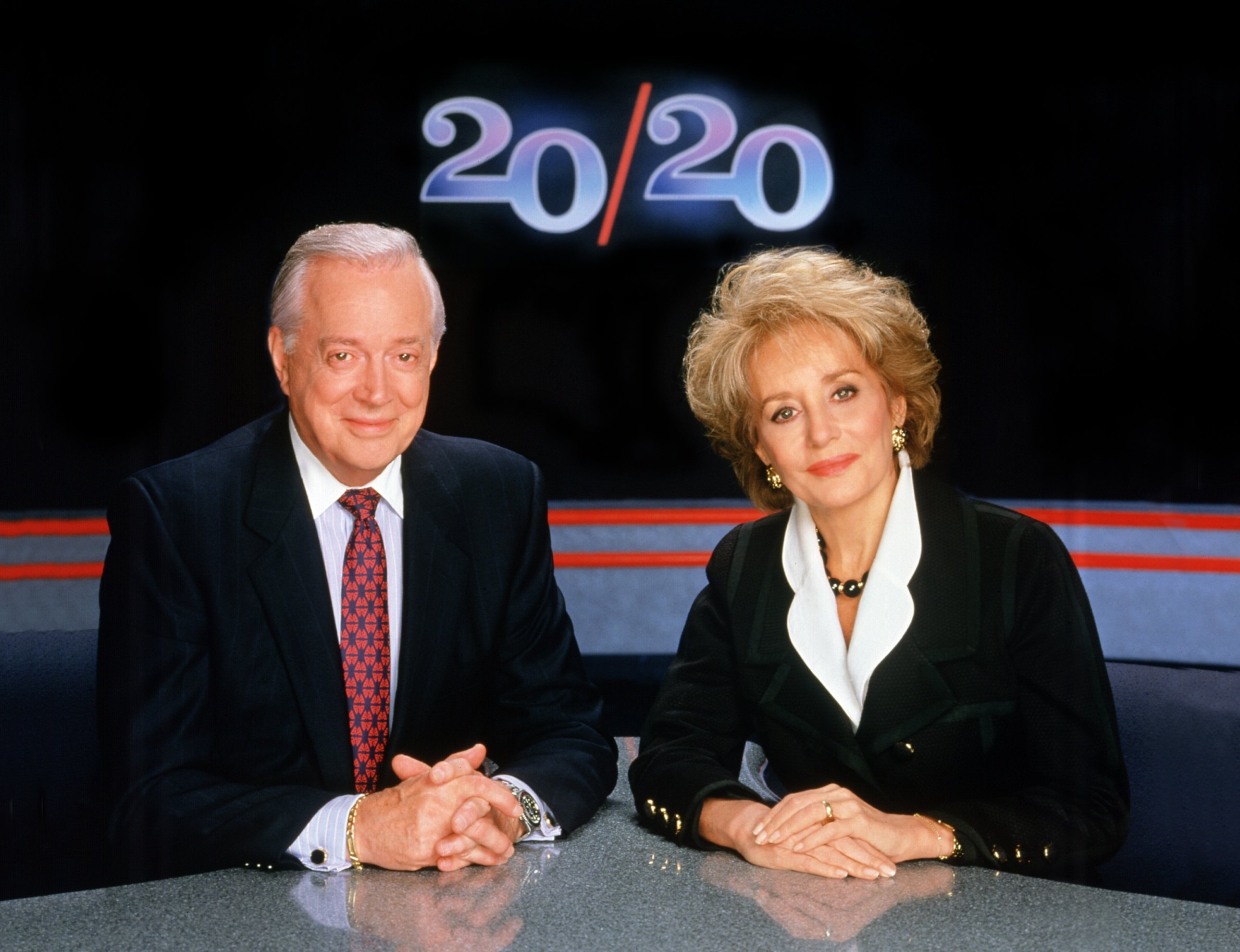Broadcasters Hugh Downs and Barbara Walters on the set of the news program "20/20" on October 1, 1999 ┃Source: Getty Images
