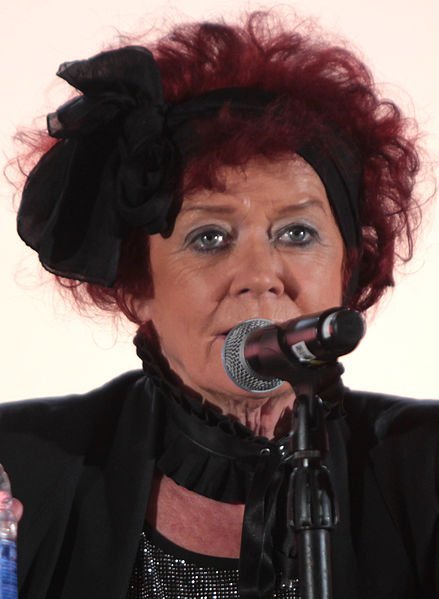 Patricia Quinn bei einer Rede auf der Phoenix Comicon 2015. | Quelle: Wikimedia Commons