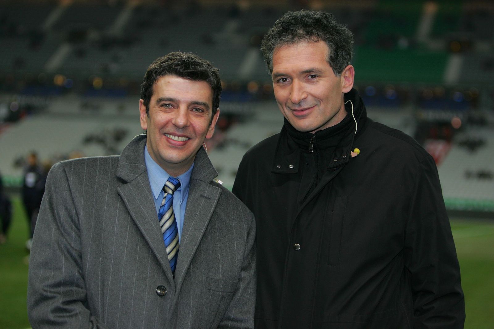 Le journaliste sportif Thierry Giraldi à gauche | Photo : Getty Images