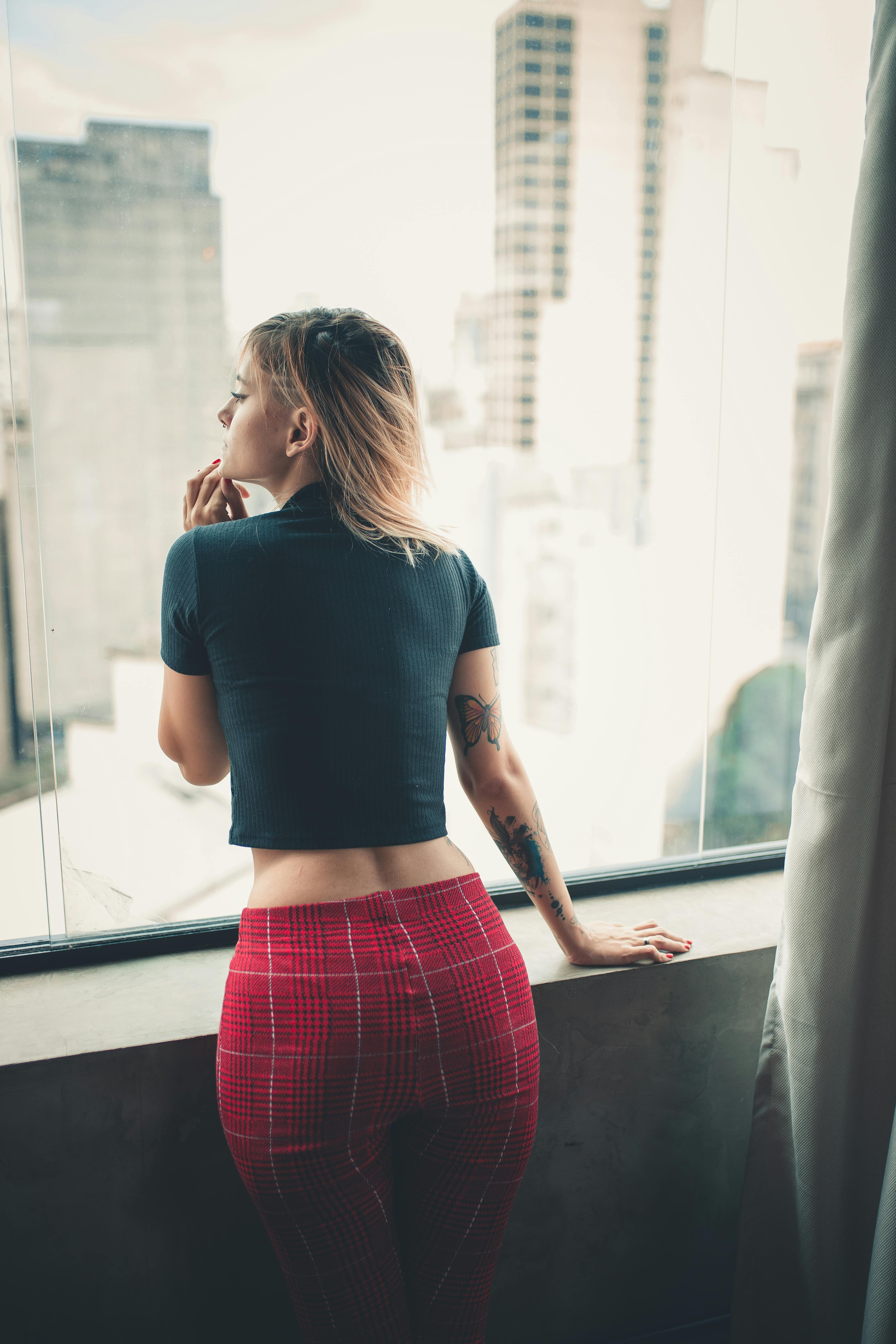 A woman looking out the window | Source: Pexels