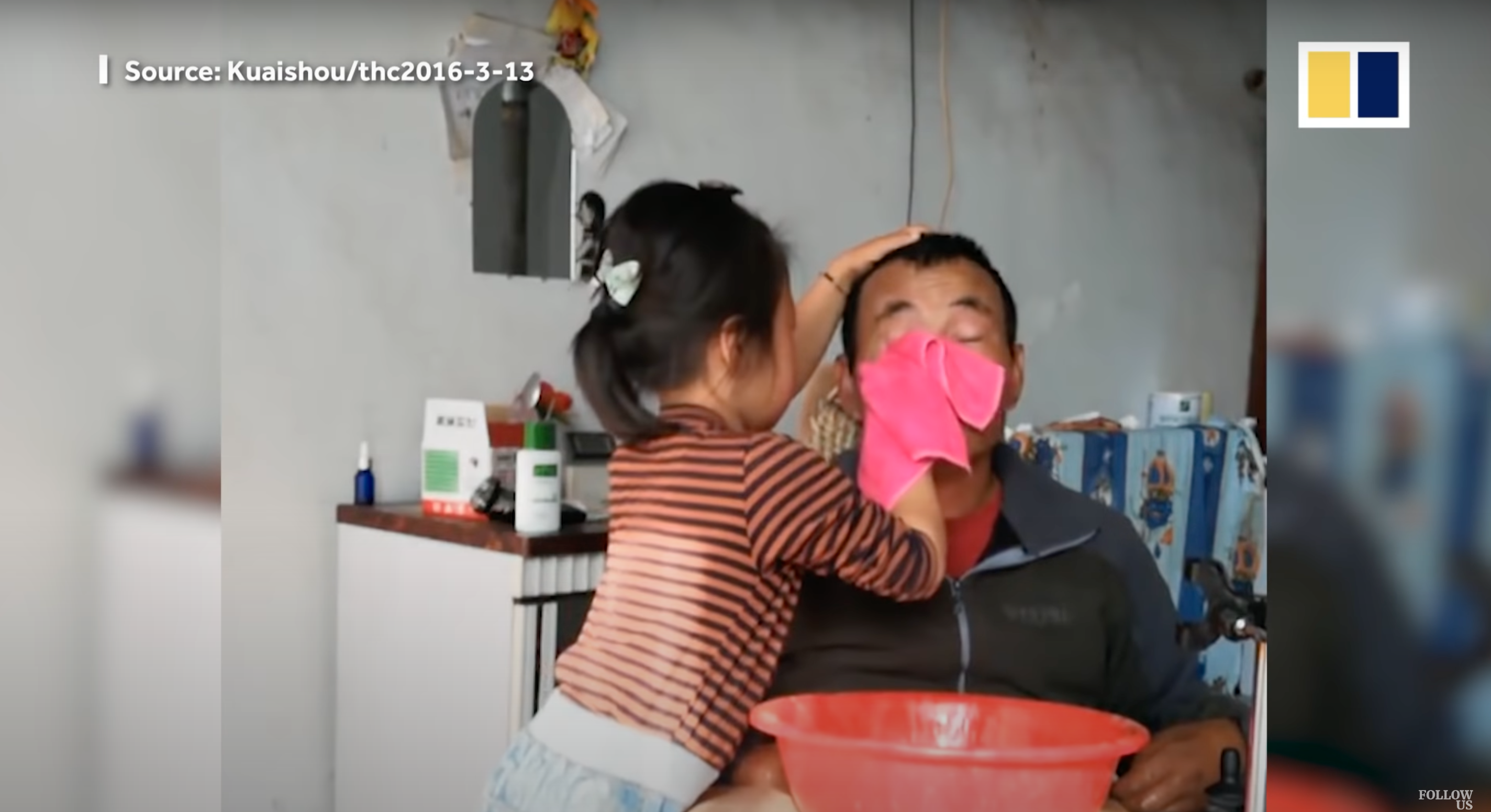 Jia Jia washes Tian's face. | Source: YouTube.com/South China Morning Post