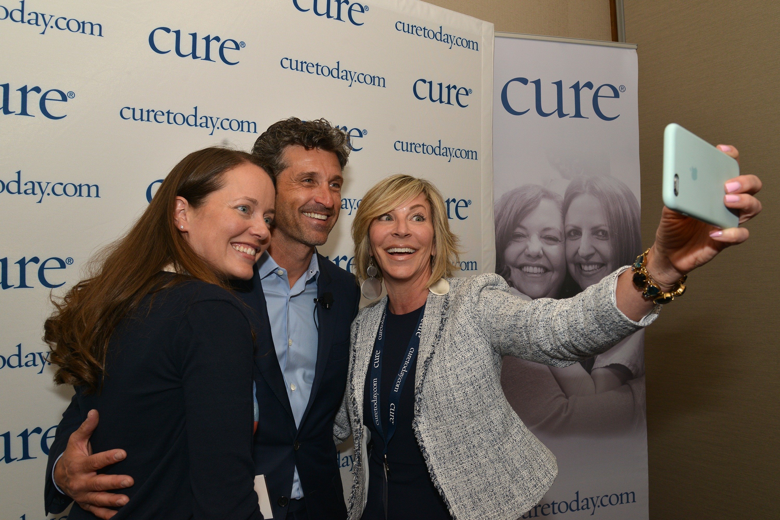 Patrick Dempsey posa para una selfie con Amanda Yopp y Kelly Buis en el Premio al Sanador Extraordinario de Enfermería Oncológica de la revista CURE 2017 en el Hyatt Regency Denver en el Centro de Convenciones de Colorado, el 4 de mayo de 2017 en Denver, Colorado. | Foto: Getty Images