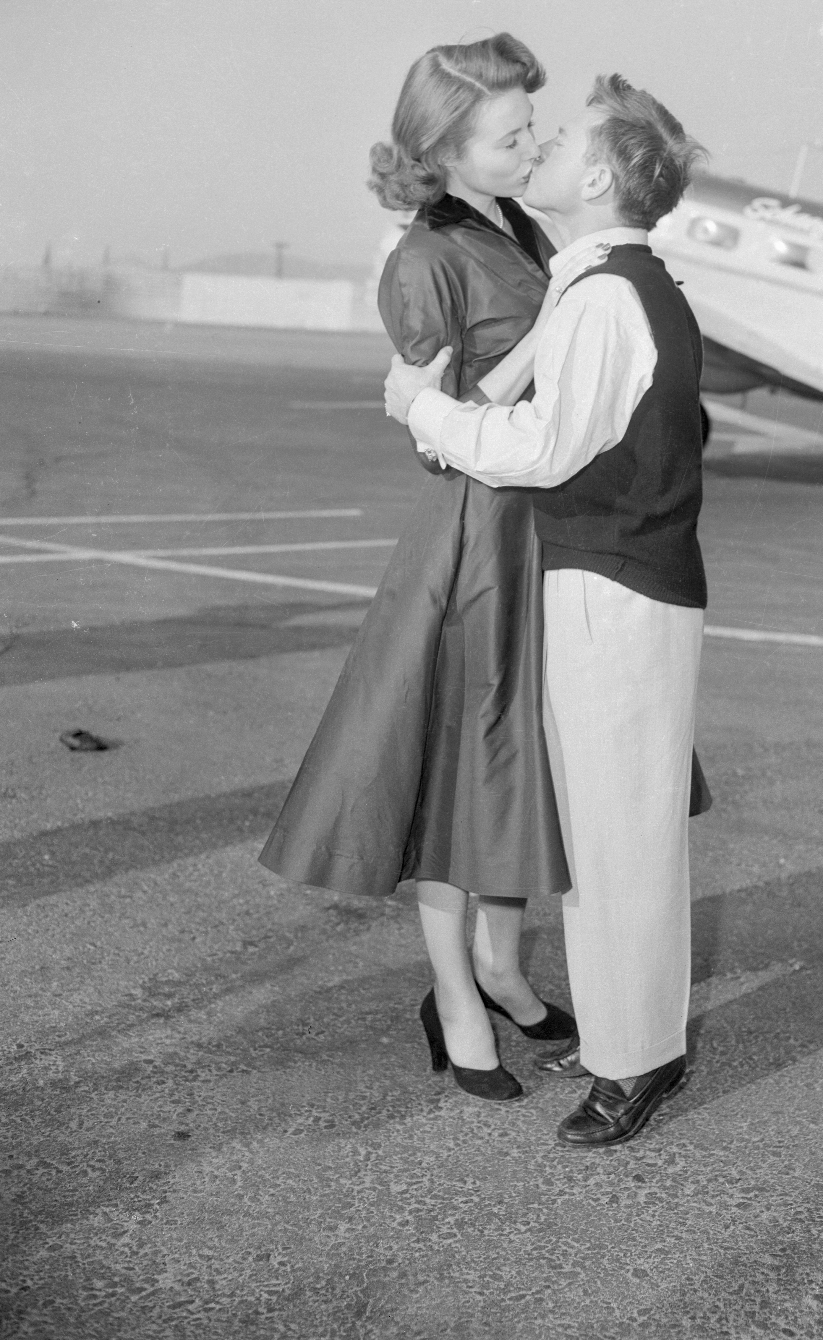 Mickey Rodney and Elaine Mahnken, in the Burbank, California, circa 1952. | Source: Getty Images