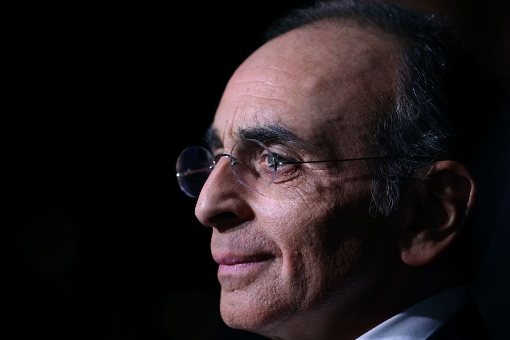 Eric Zemmour pendant l'émission politique "Elysée 2022" sur la chaîne de télévision française France 2, à Saint-Denis, en banlieue parisienne, le 5 avril 2022. | Photo : Getty Images