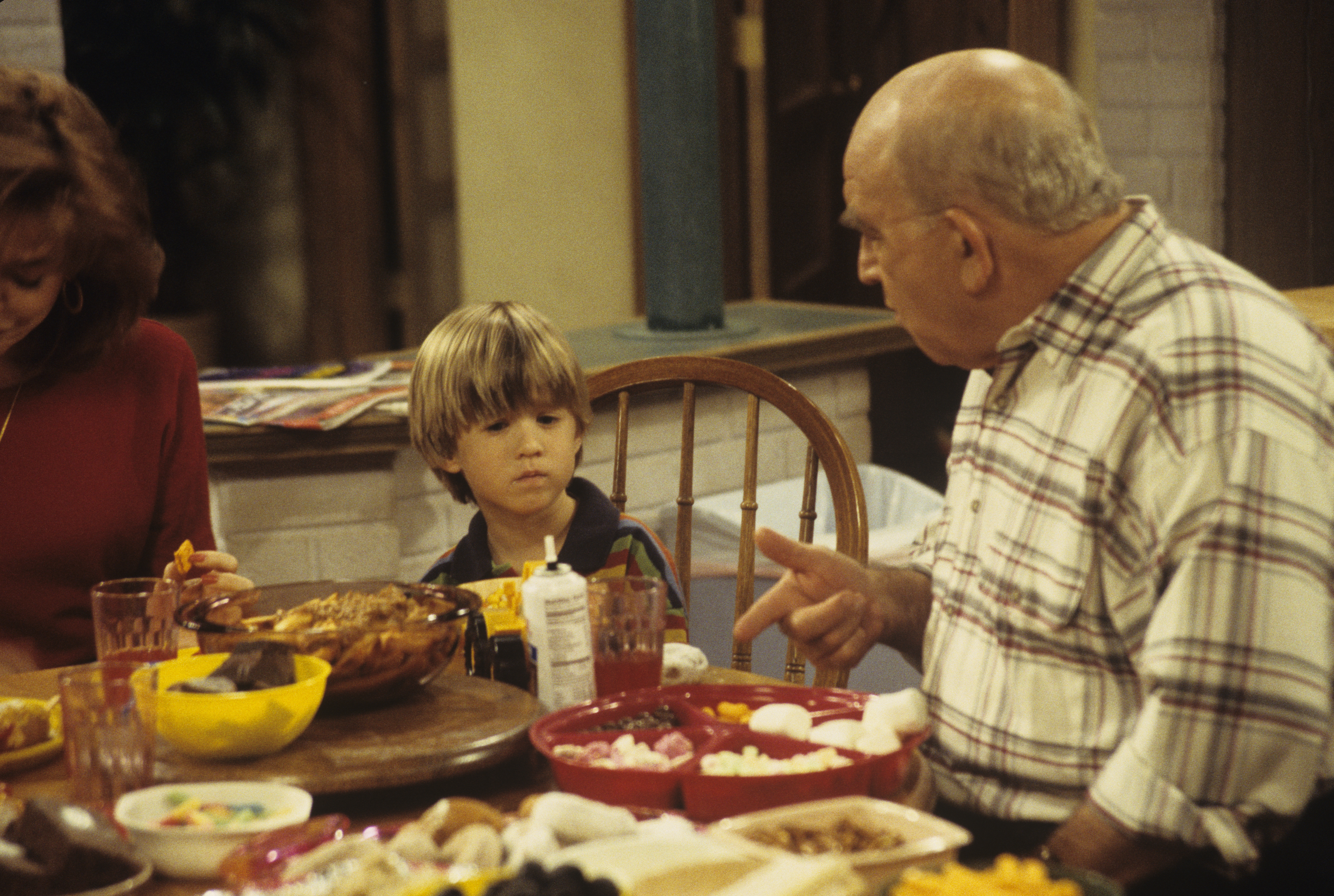Haley Osment and Edward Asner on the set of "Thunder Alley," 1994 | Source: Getty Images