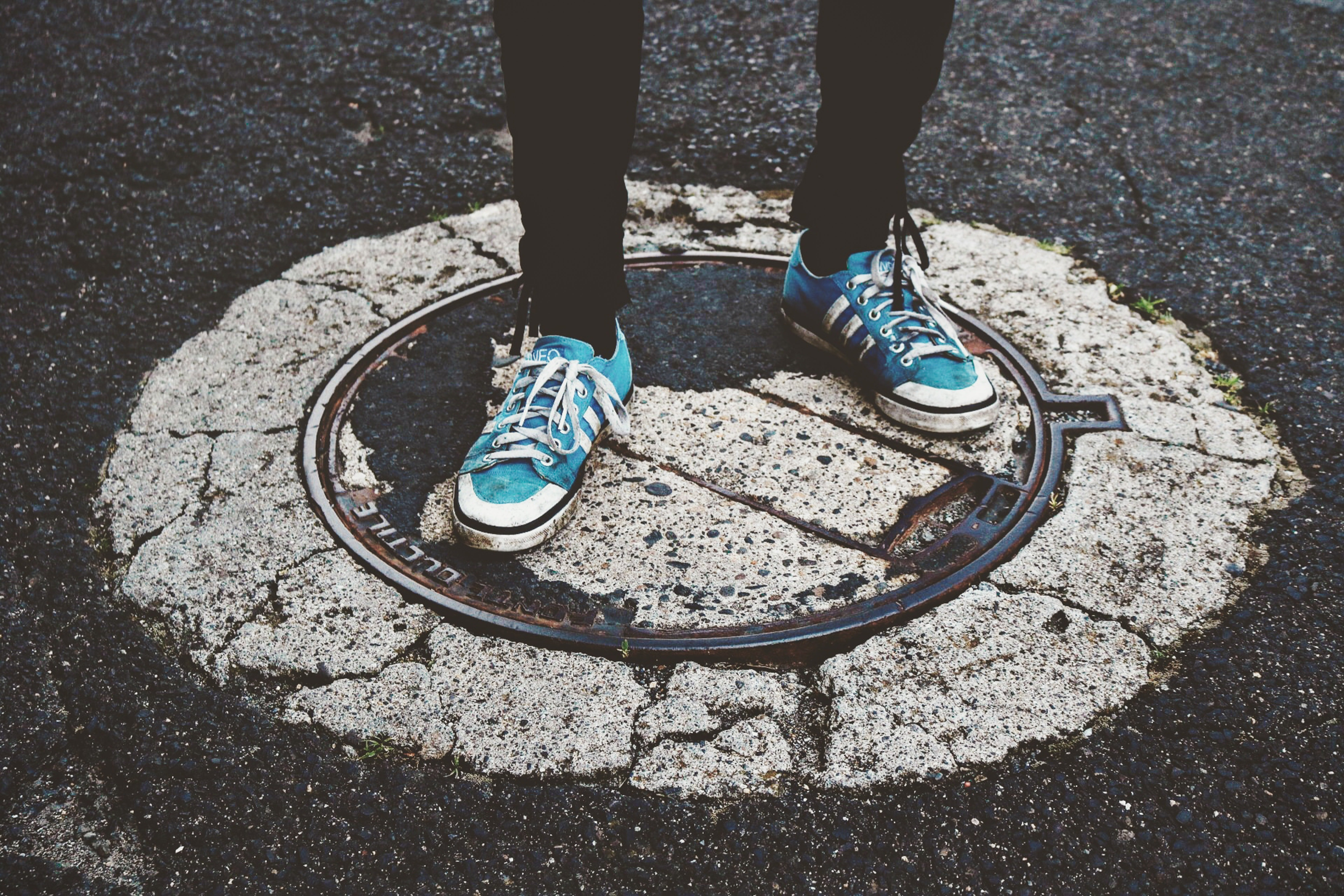 The elderly stranger offered the young man to jump on the manhole cover. | Photo: Pexels/Sebastian Stam