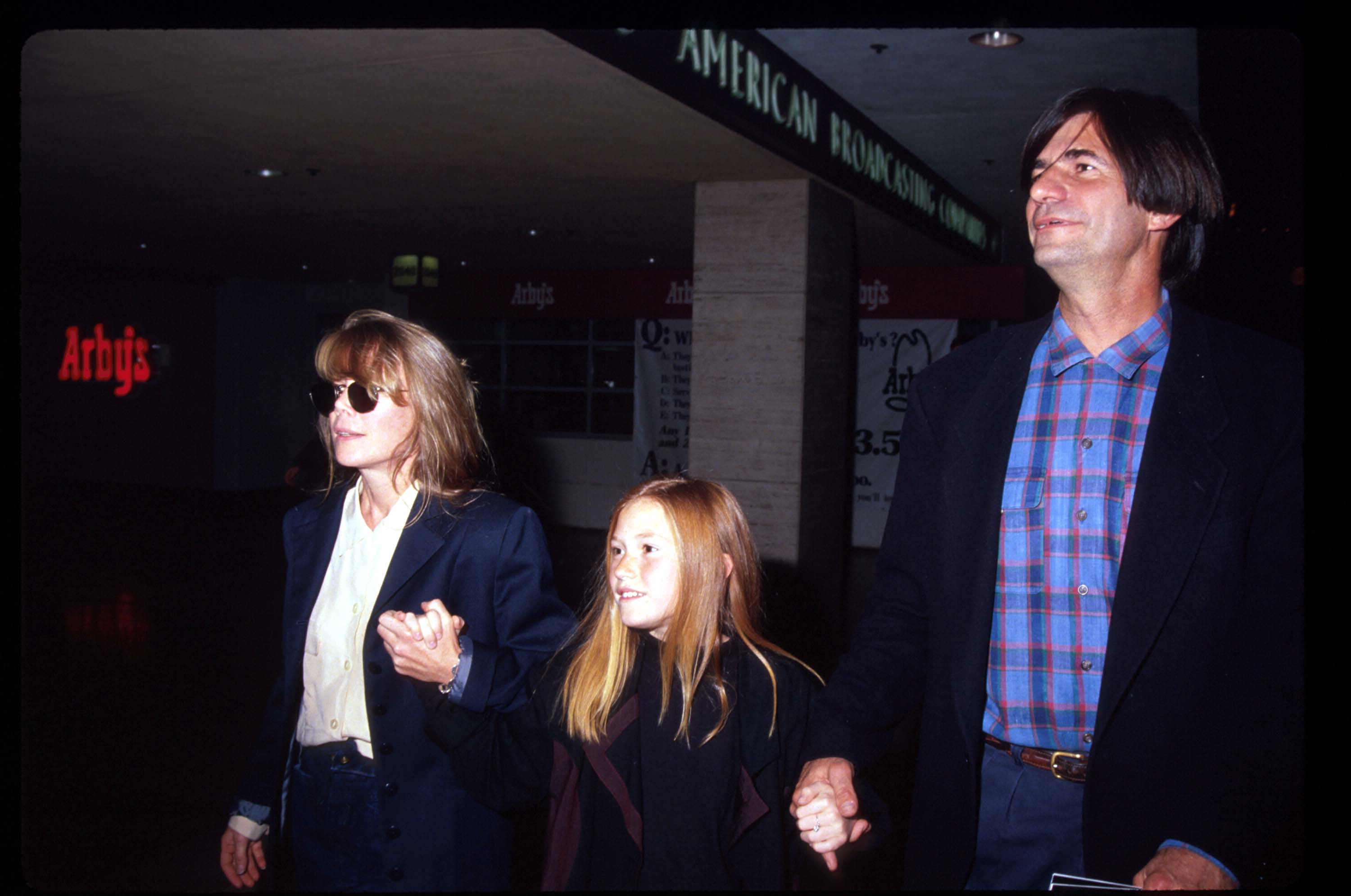 Sissy Spacek and Jack Fisk with one of their daughters at the premiere of "Hook" in Los Angeles, California on December 8, 1991. | Source: Getty Images
