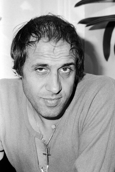 Adriano Celentano in einem italienischen Restaurant in Hamburg, circa 1982 | Quelle: Getty Images