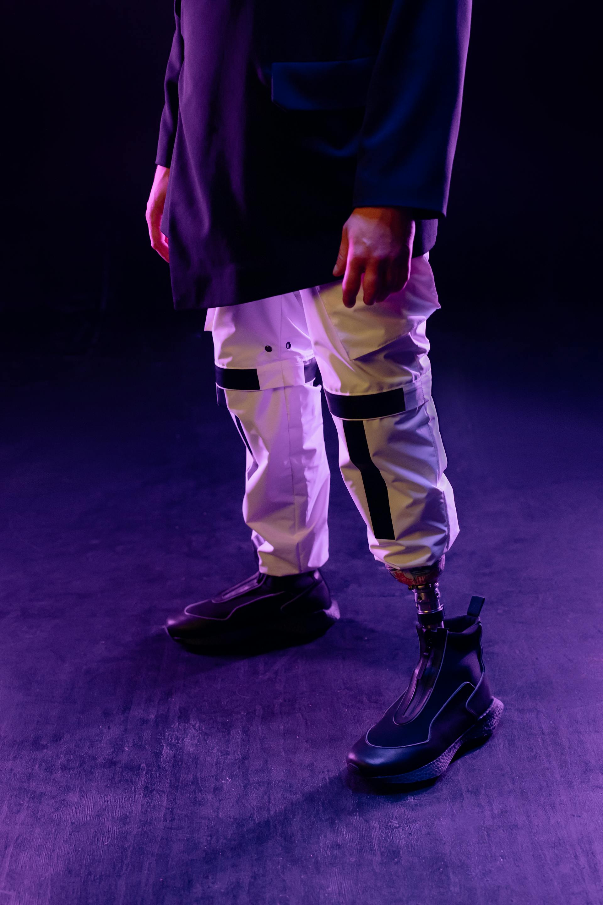 A man with a prosthetic leg in white pants and black shoes | Source: Pexels