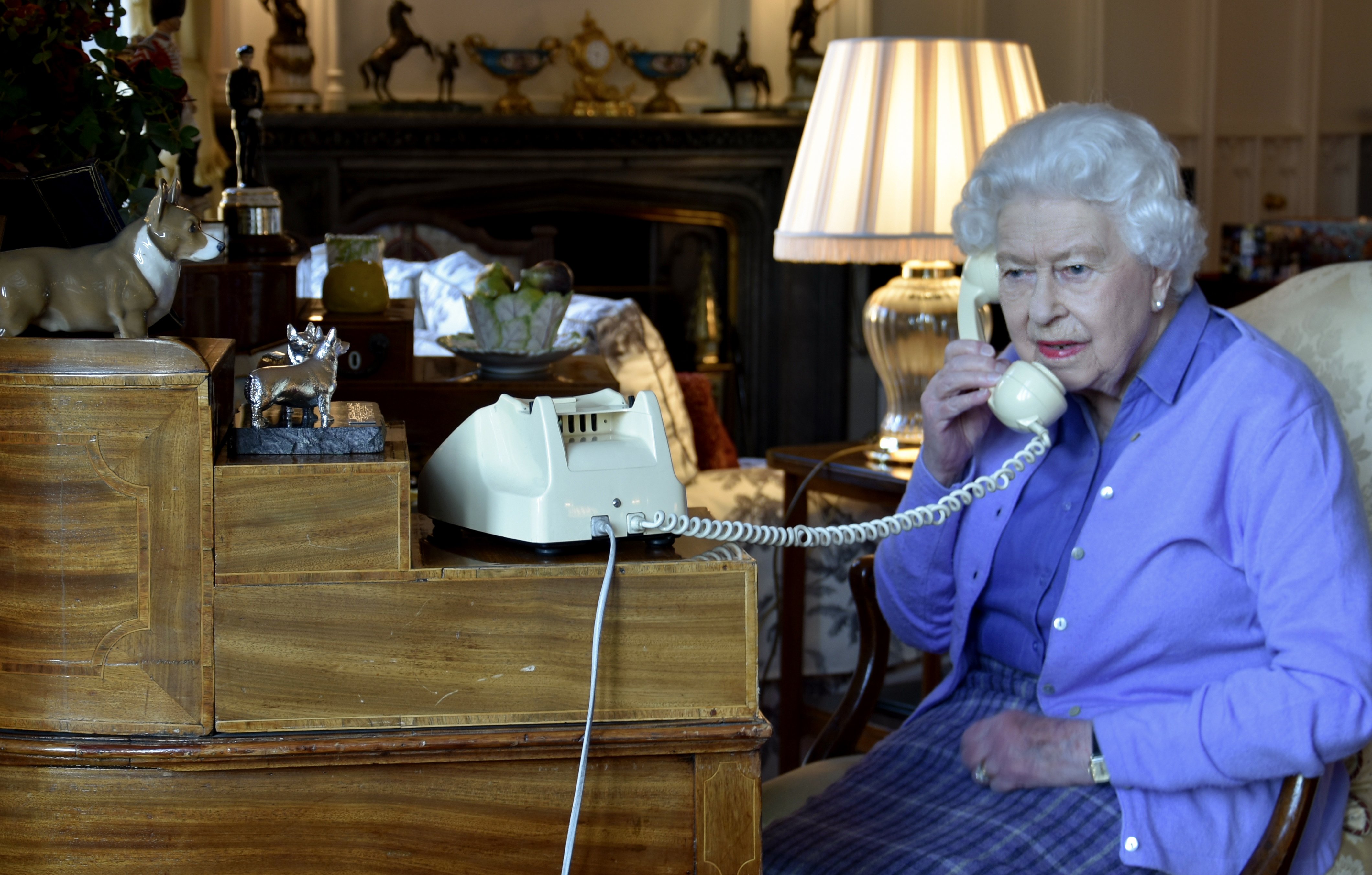 La reina Elizabeth II habla con el primer ministro Boris Johnson desde el Castillo de Windsor para su audiencia semanal el 25 de marzo de 2020 en Windsor, Inglaterra. | Foto: Getty Images