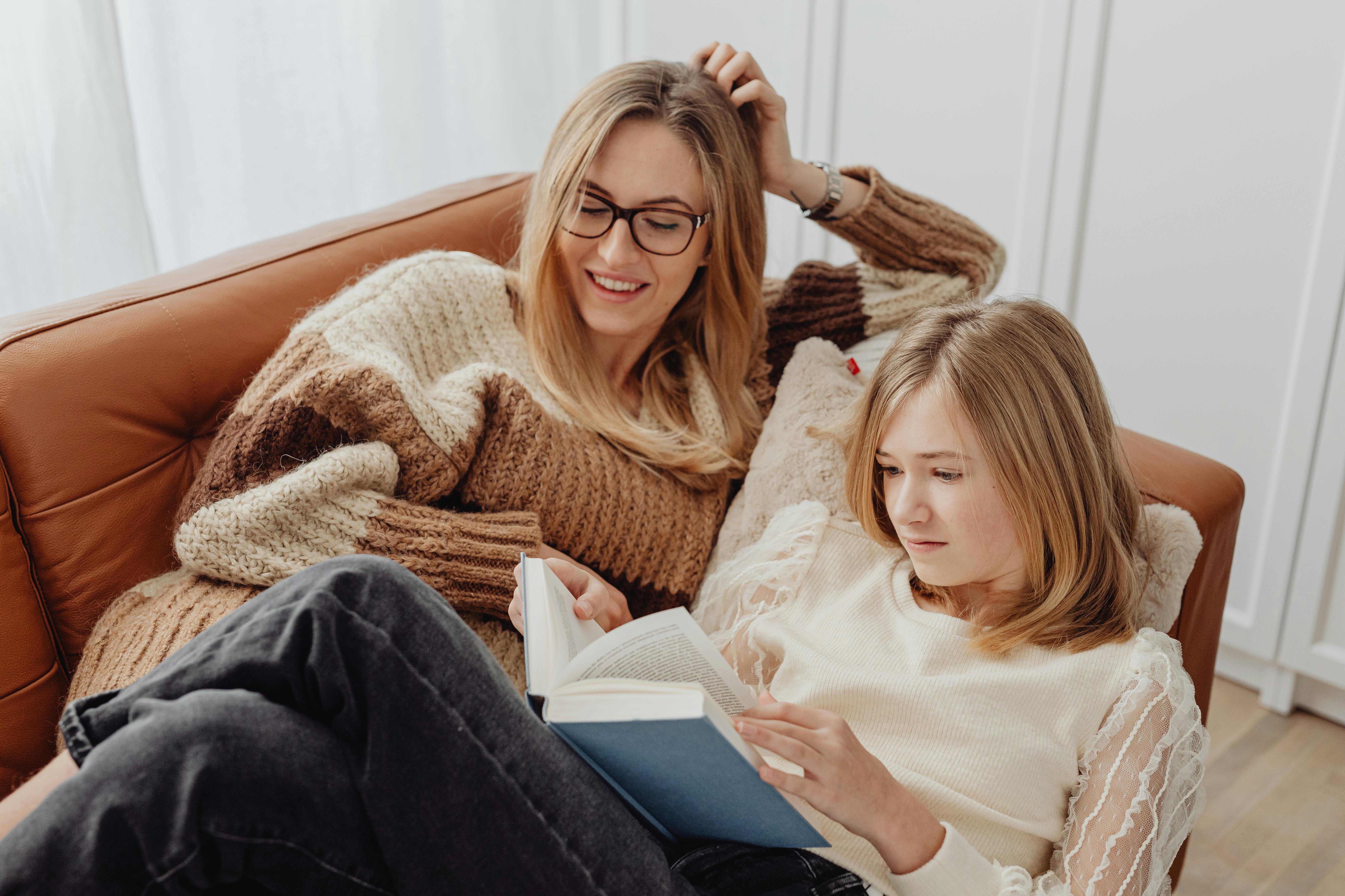 A mother and daughter bonding | Source: Pexels