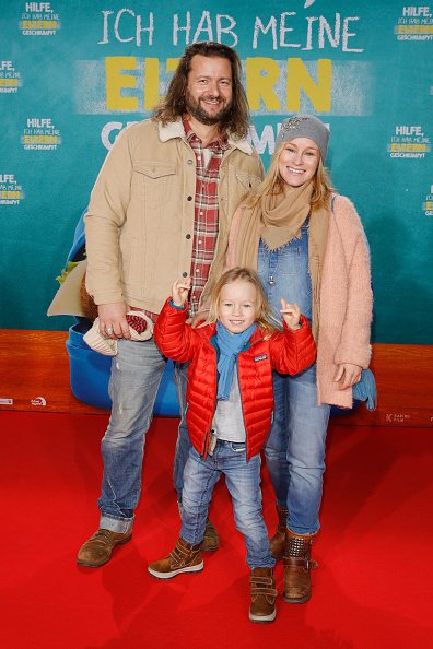 Dorkas Kiefer, Sascha Hauck, gemeinsamer Sohn Sam, Premiere in Köln, 2018 | Quelle: Getty Images