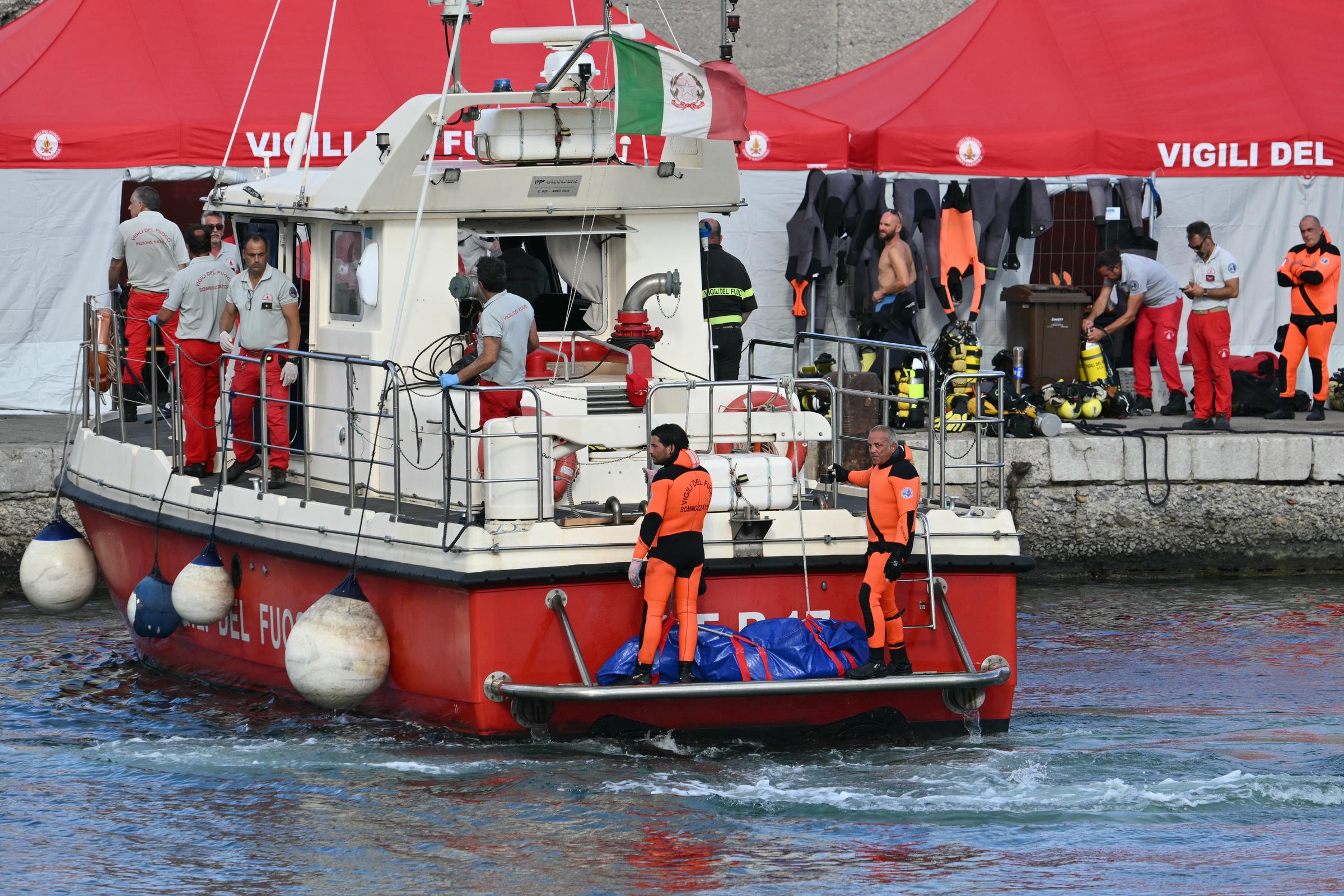 Divers arrive with a third body at the back of the boat in Porticello harbor near Palermo on August 21, 2024 | Source: Getty Images