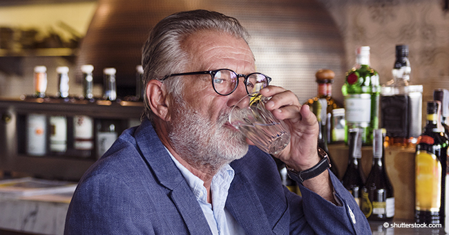 Old man drinking | Photo: Shutterstock Old man drinking | Photo: Shutterstock