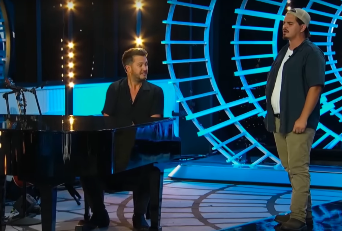 Doug Kiker singing as Luke Bryan plays the piano for him. | Source: YouTube/Talent Recap