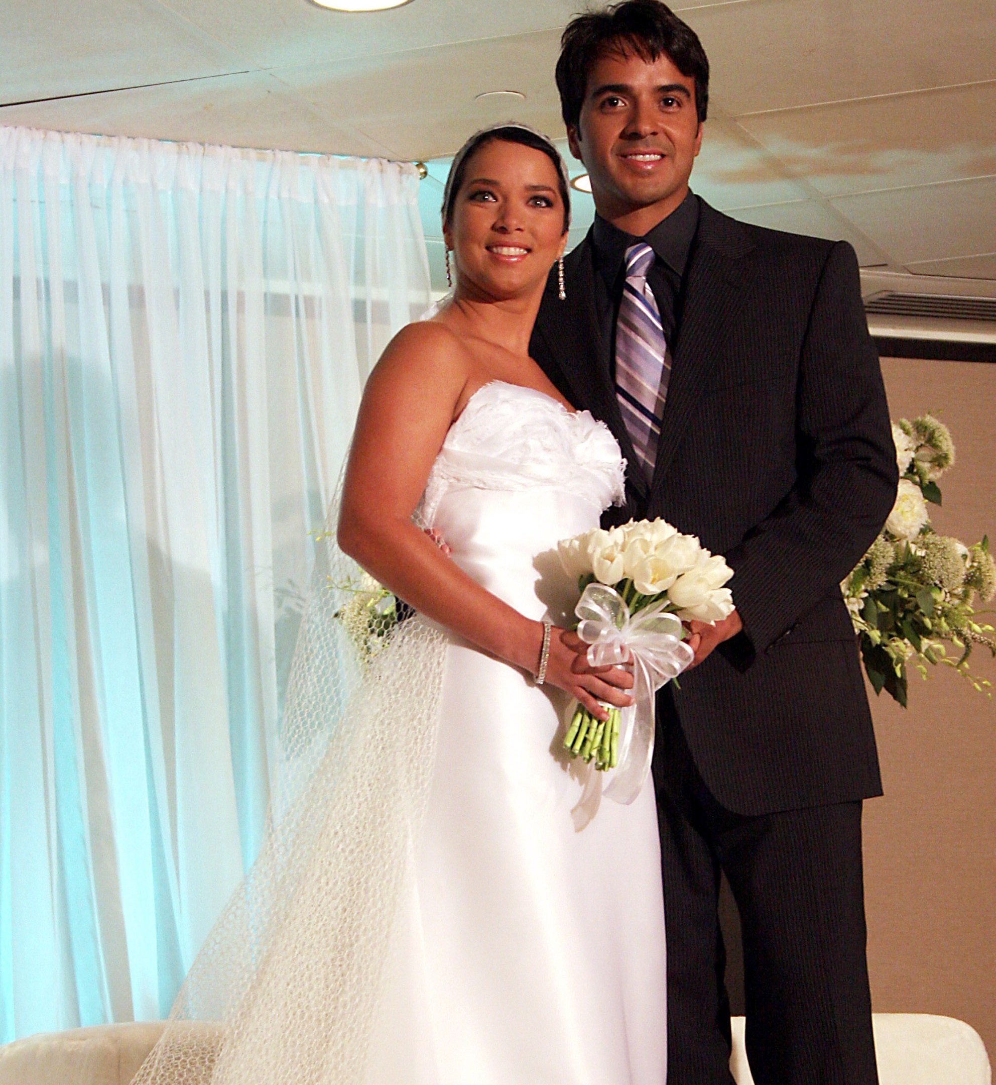 Adamari López y Luis Fonsi en su boda celebrada el 3 de junio del 2006, a las afueras de San Juan. | Foto: Getty Images