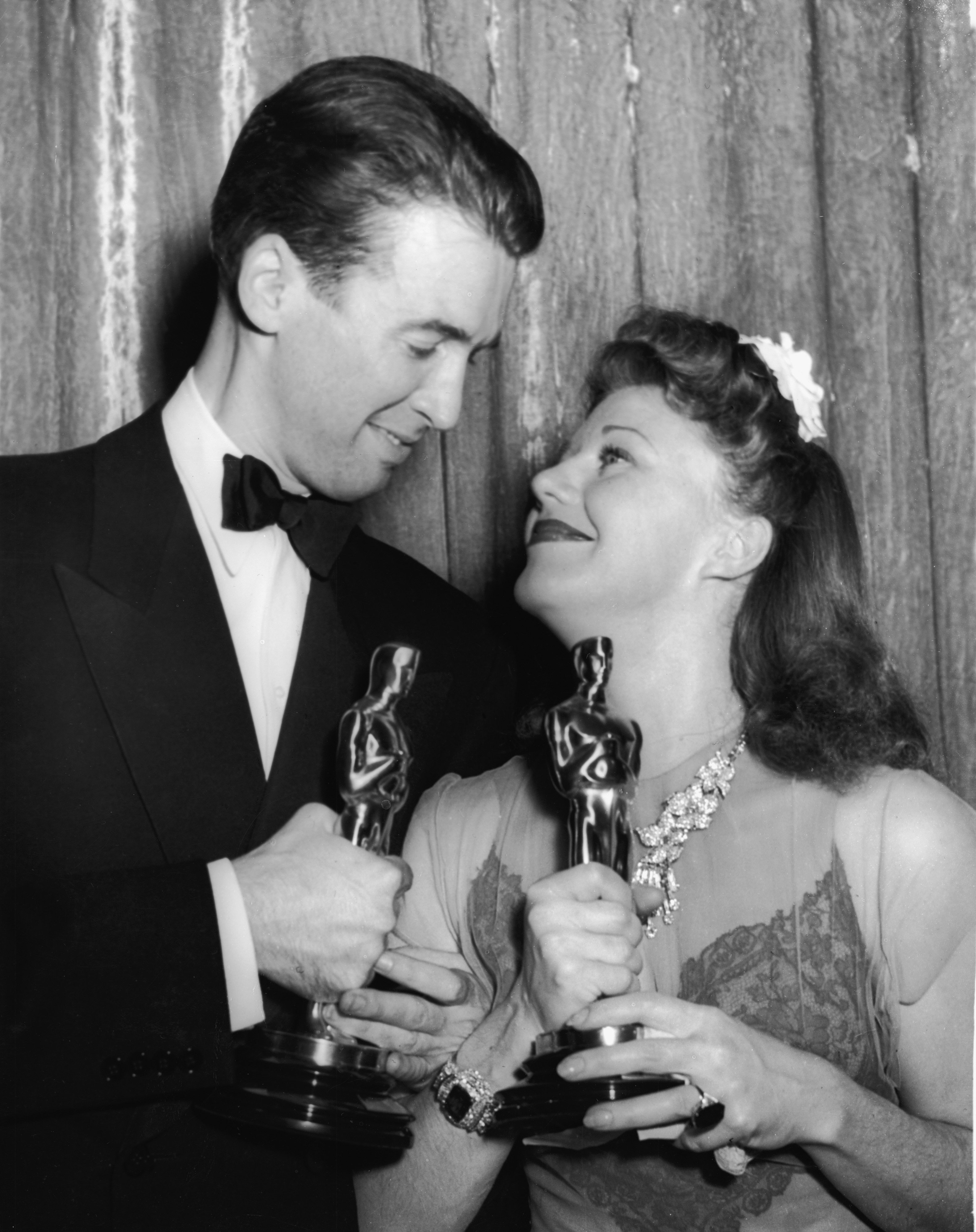 James Stewart and Ginger Rogers with Oscars at the 1940 Academy Awards banquet in Los Angeles, California, on February 27, 1941. | Source: Getty Images