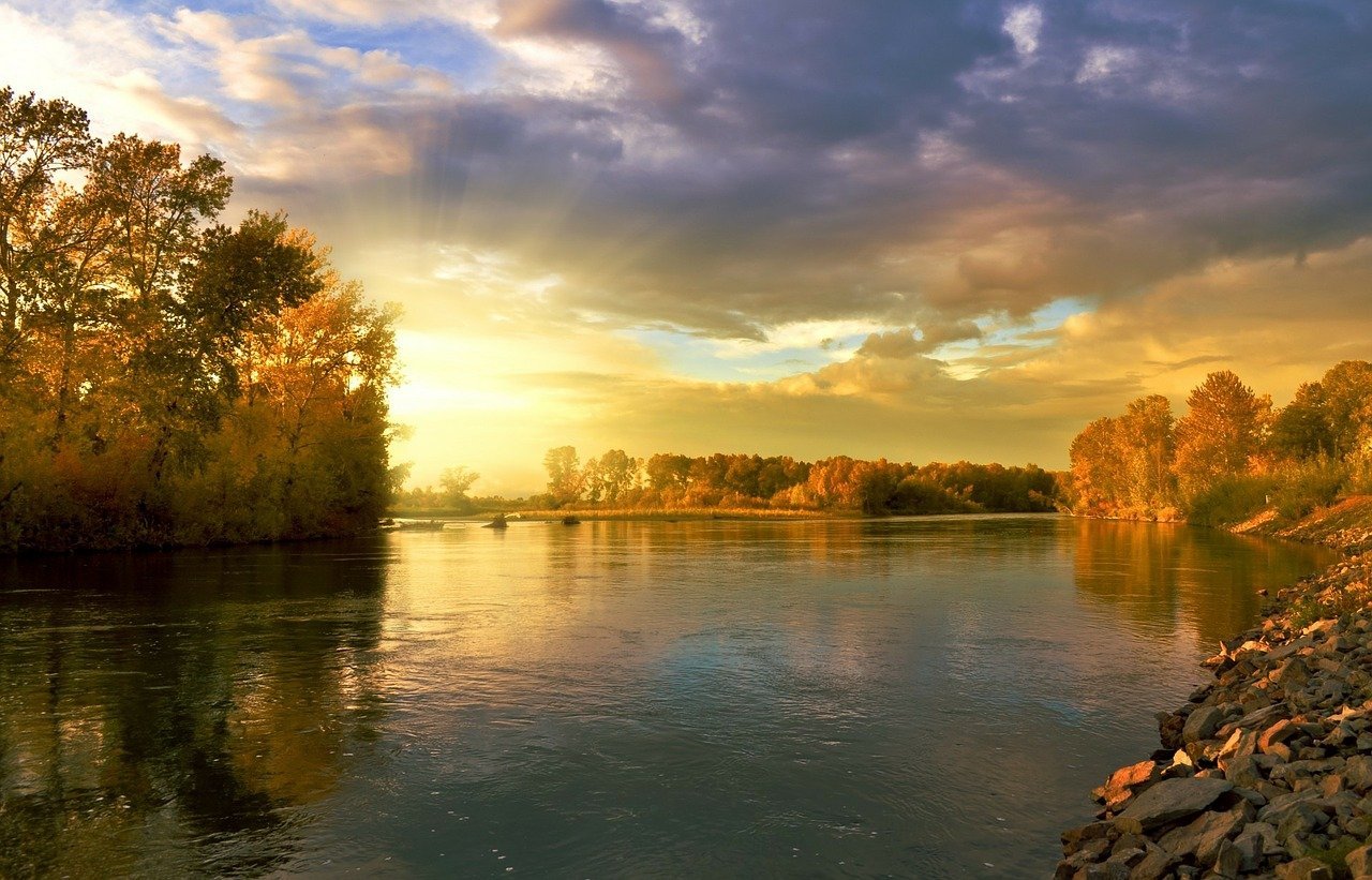 The picture of a serene looking river: Photo: Pixabay