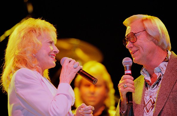 Tammy Wynette and George Jones at Hammersmith Apollo in London in September 1995. | Photo: Getty Images