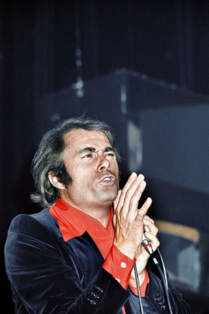 Le chanteur Alain Barrière se produit sur la scène de l'Olympia, à Paris, le 16 octobre 1974. | Photo : Getty Images