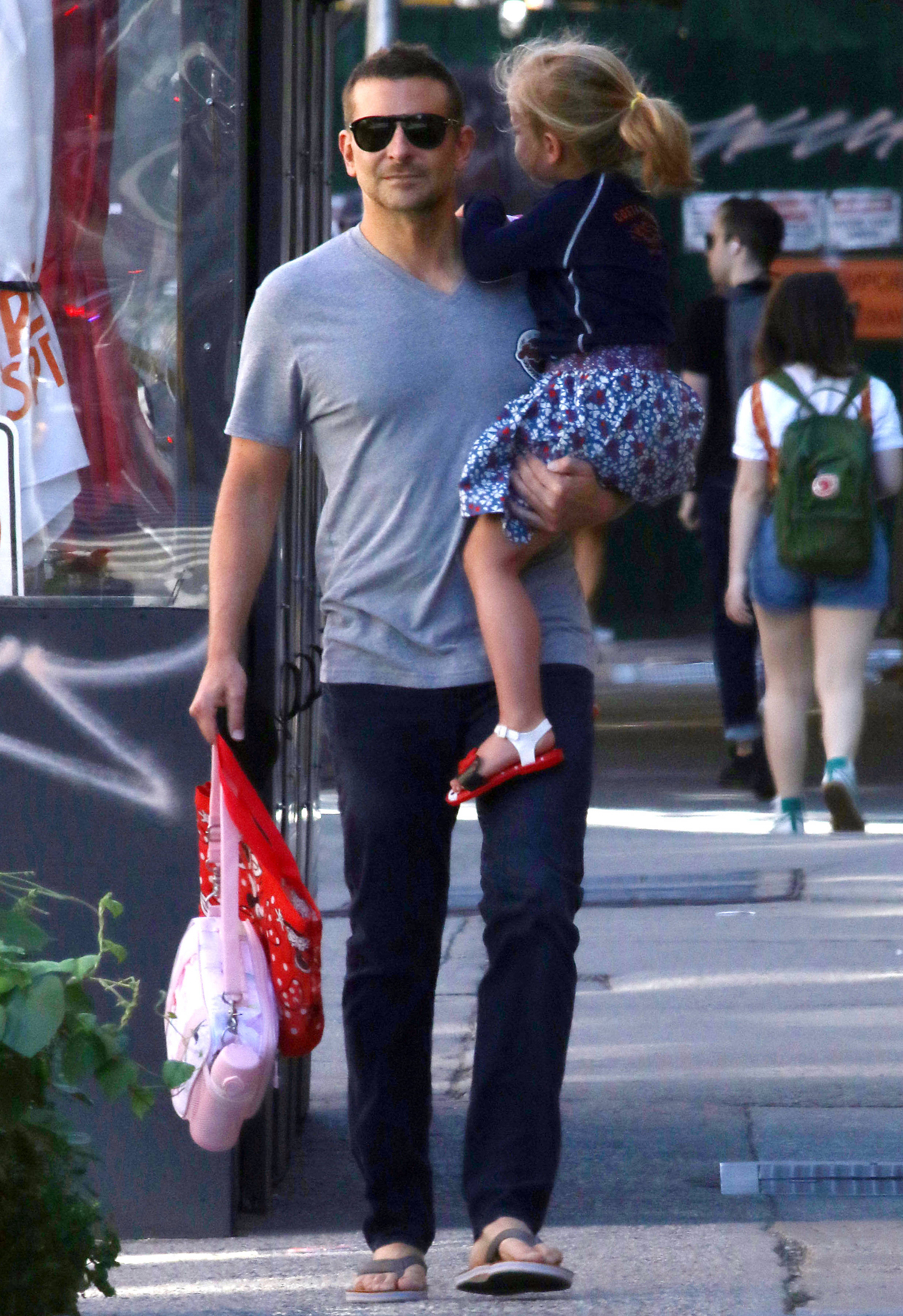 Bradley Cooper y su hija Lea Cooper fueron vistos el 18 de junio de 2021 en Nueva York. | Foto: Getty Images