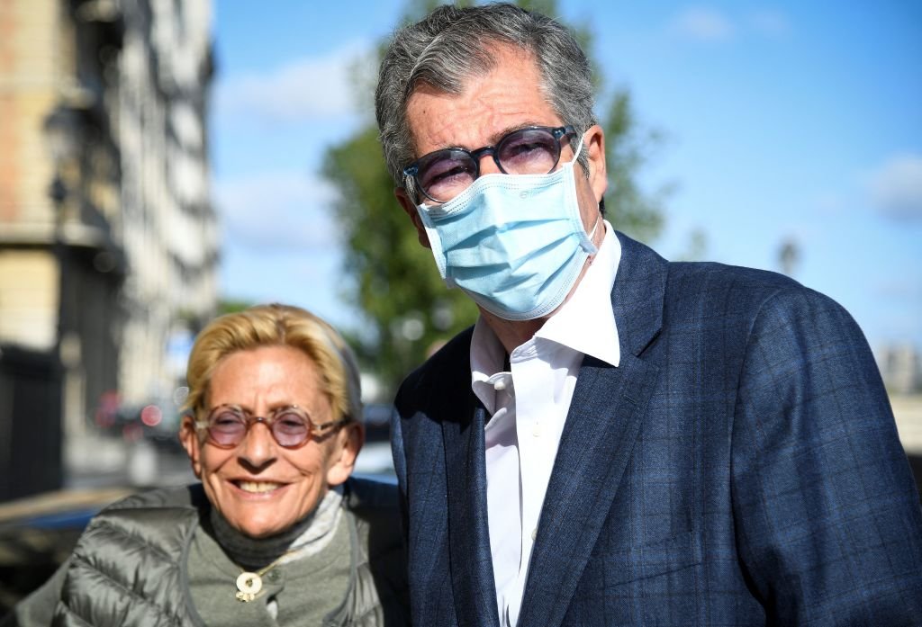  Patrick Balkany  et son épouse Isabelle Balkany arrivent pour une audience à la Cour de cassation à Paris le 5 mai 2021. | Photo : Getty Images