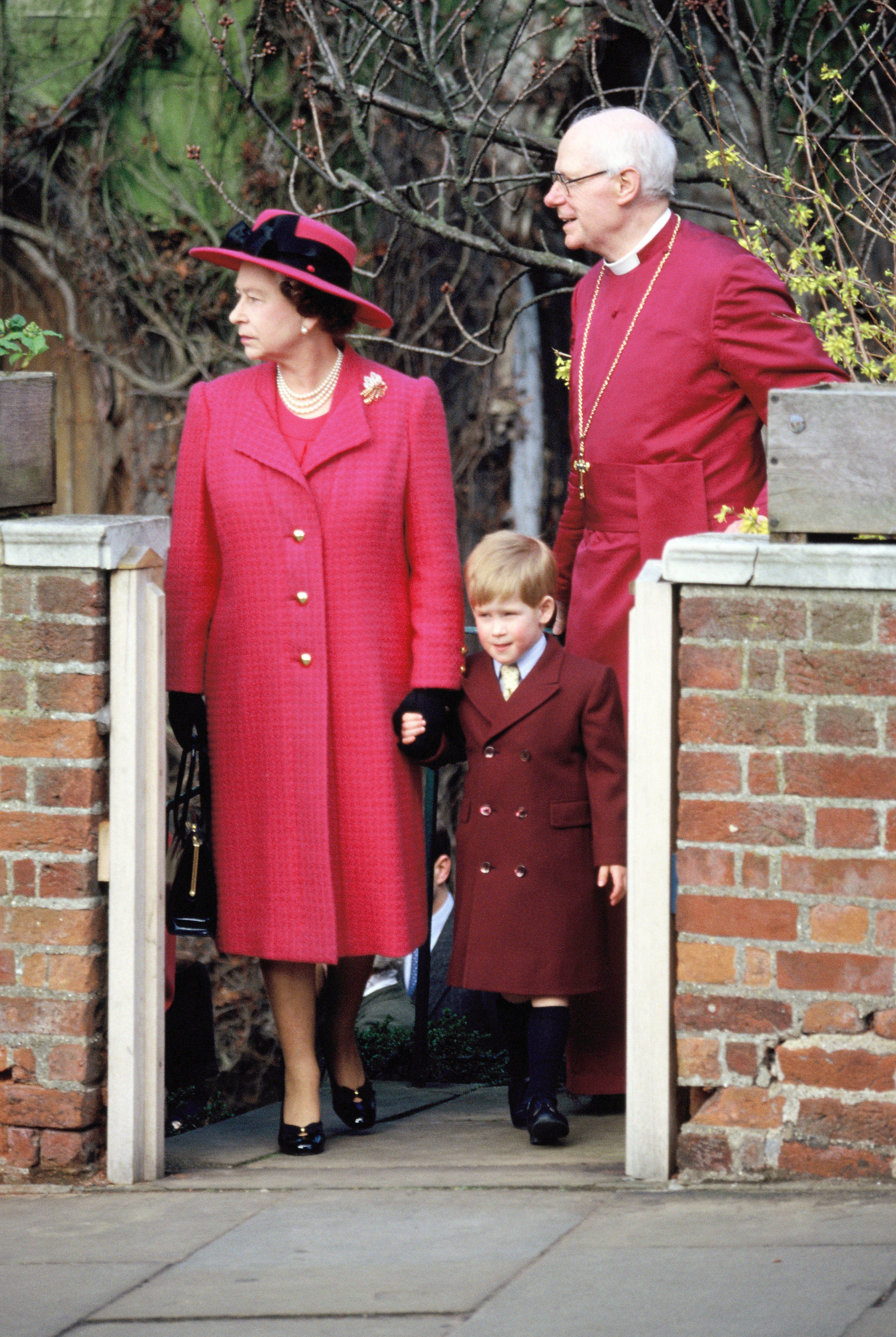 Königin Elizabeth II., der junge Prinz Harry und der Dekan von Windsor nehmen am 26. März 1989 in Windsor, England, am königlichen Ostergottesdienst in der St. George's Chapel teil | Quelle: Getty Images