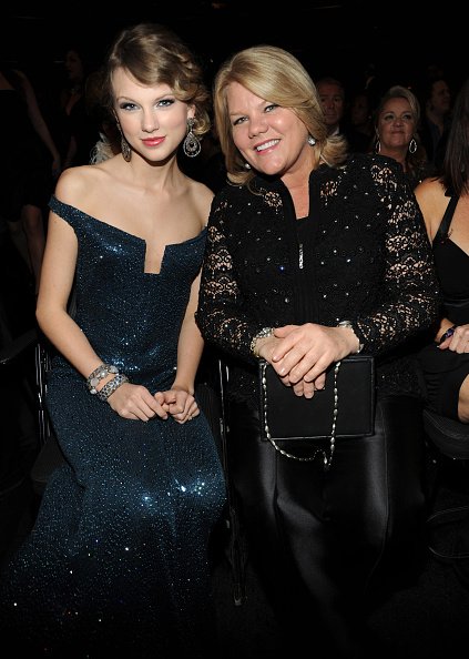 Taylor Swift and Andrea Swift at Staples Center on January 31, 2010 in Los Angeles, California. | Photo: Getty Images