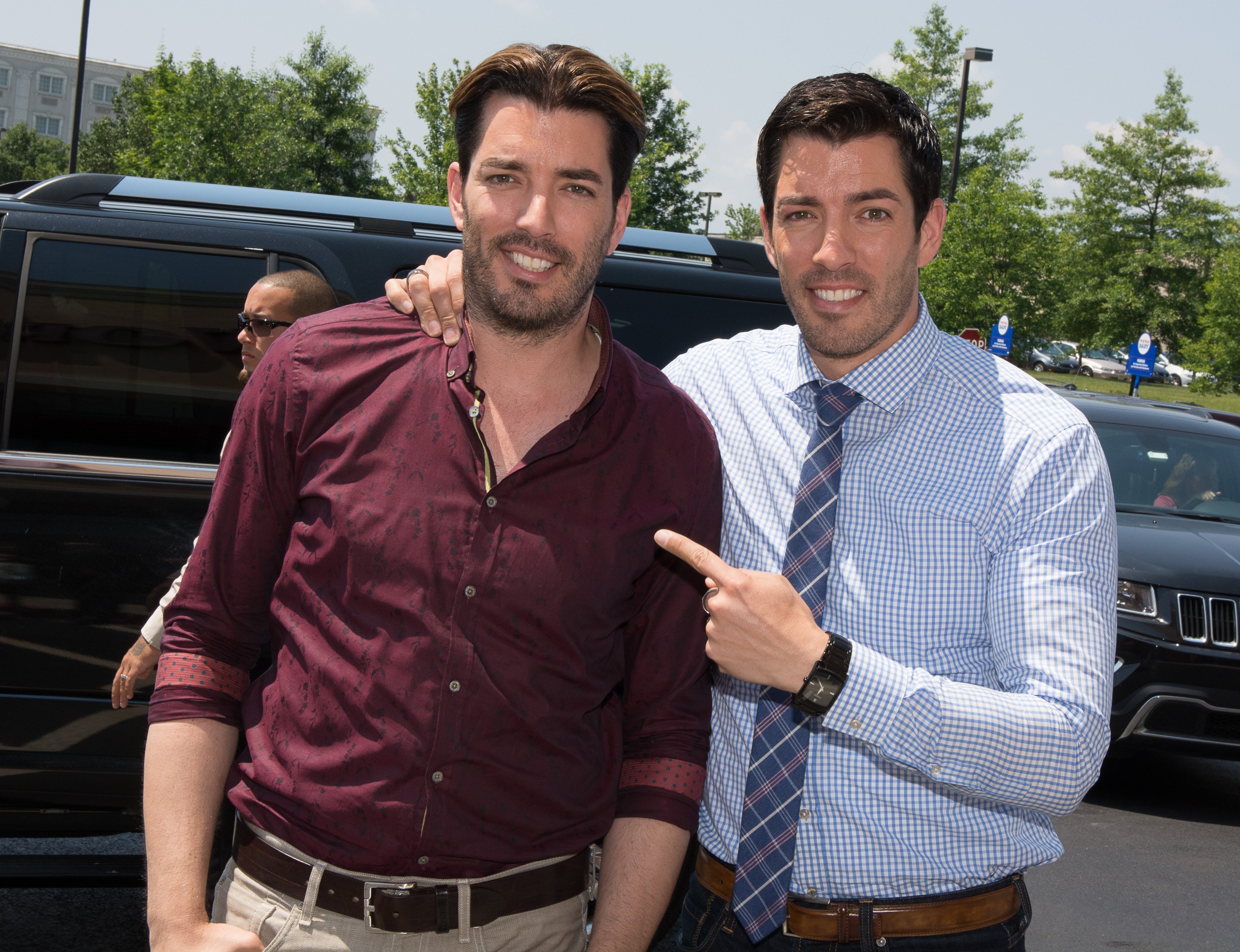 Jonathan and Drew Scott attend the opening of Cost Plus World Market in Livingston, New Jersey on June 12, 2014 | Photo: Getty Images