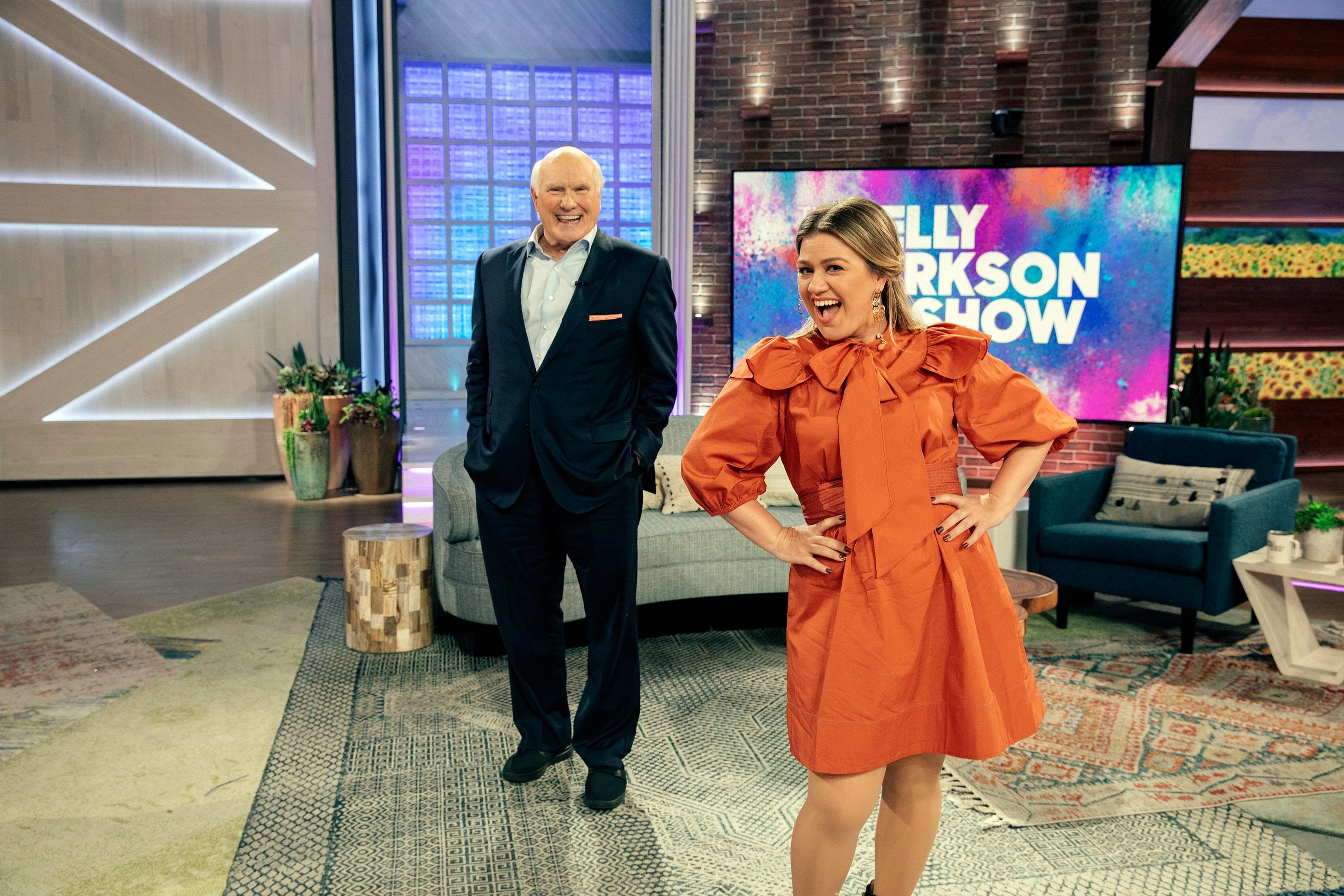Kelly Clarkson and Terry Bradshaw on season 2 of "The Kelly Clarkson Show" on October 30, 2020 | Photo: Weiss Eubanks/NBCUniversal/NBCU Photo Bank/Getty Images