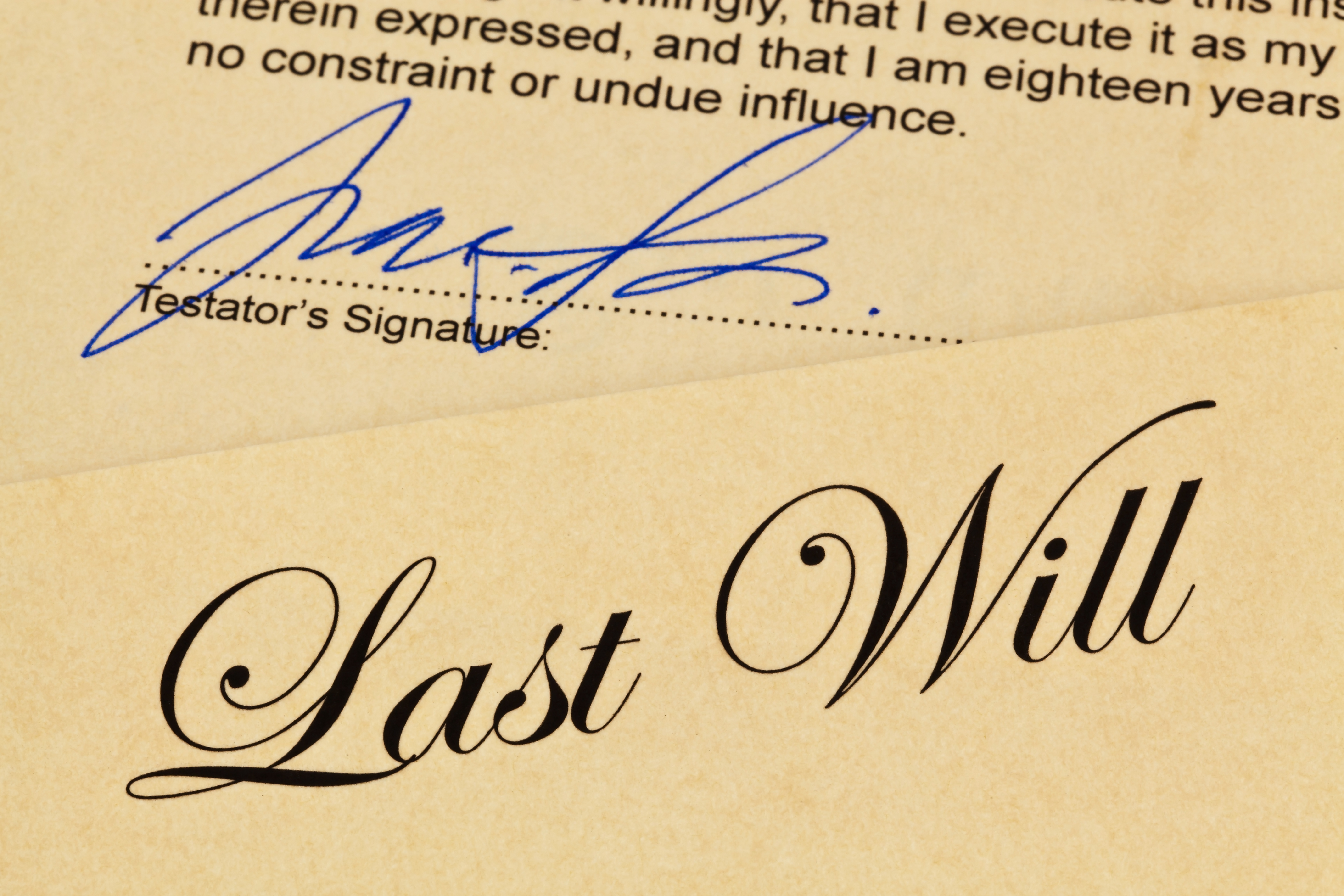 Signature on last will and testament | Source: Shutterstock